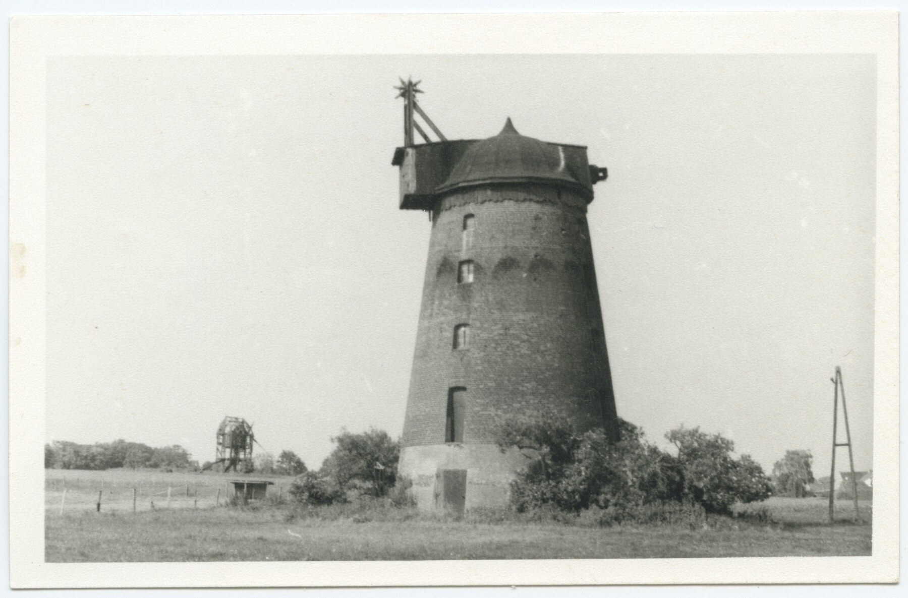 Güsen 1+2 Turmholländer u. Bockwindmühle (Historische Mühle von Sanssouci CC BY-NC-ND)