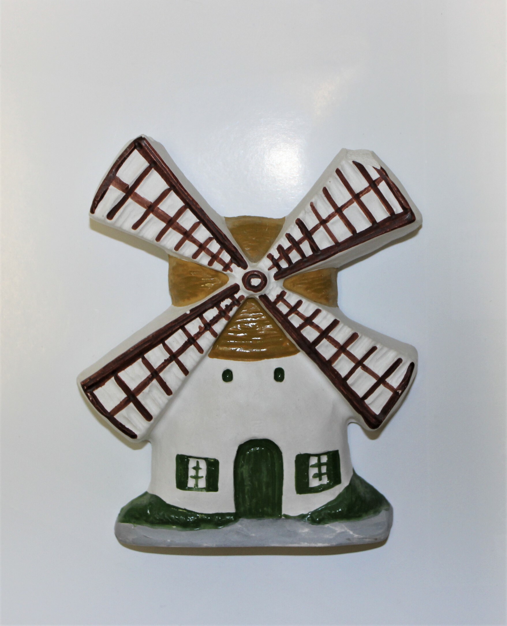 Windmühle mit braun-weißen Flügeln und grünen Fenstern (Historische Mühle von Sanssouci CC BY-NC-SA)