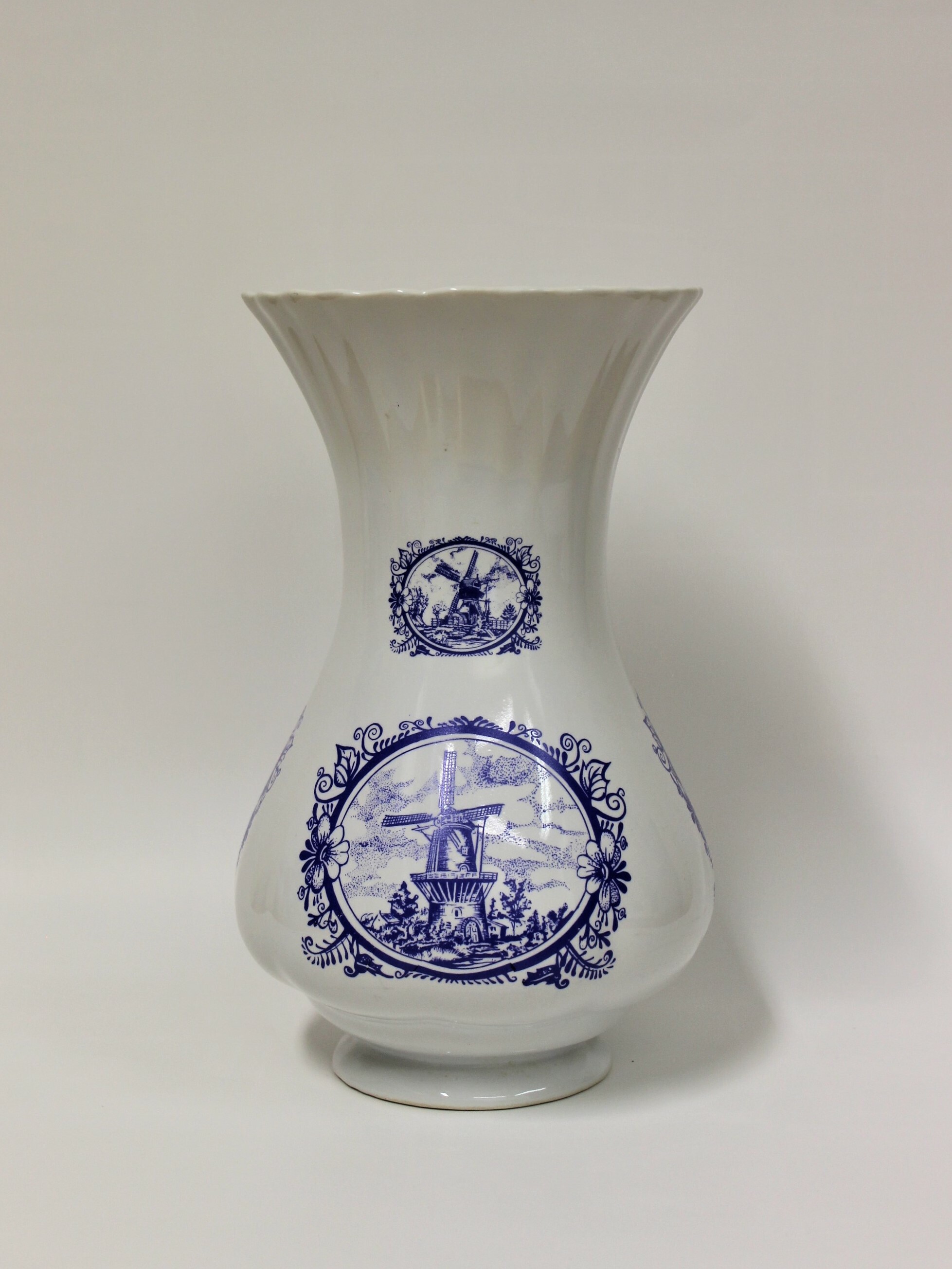 Vase mit drei Paar-Darstellungen von Mühlen (Historische Mühle von Sanssouci CC BY-NC-SA)