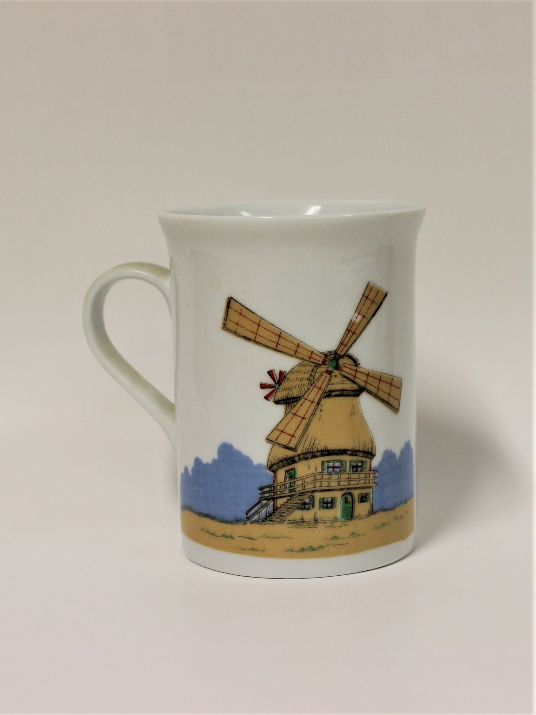 Tasse mit ockerfarbener Galeriemühle (Historische Mühle von Sanssouci CC BY-NC-SA)