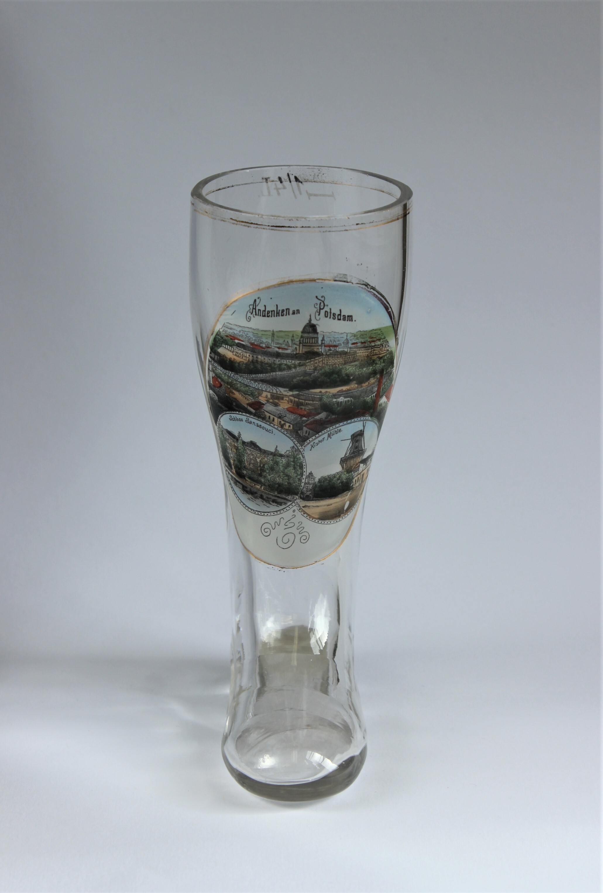Glas in Stiefelform mit Historischer Mühle (Historische Mühle von Sanssouci CC BY-NC-SA)