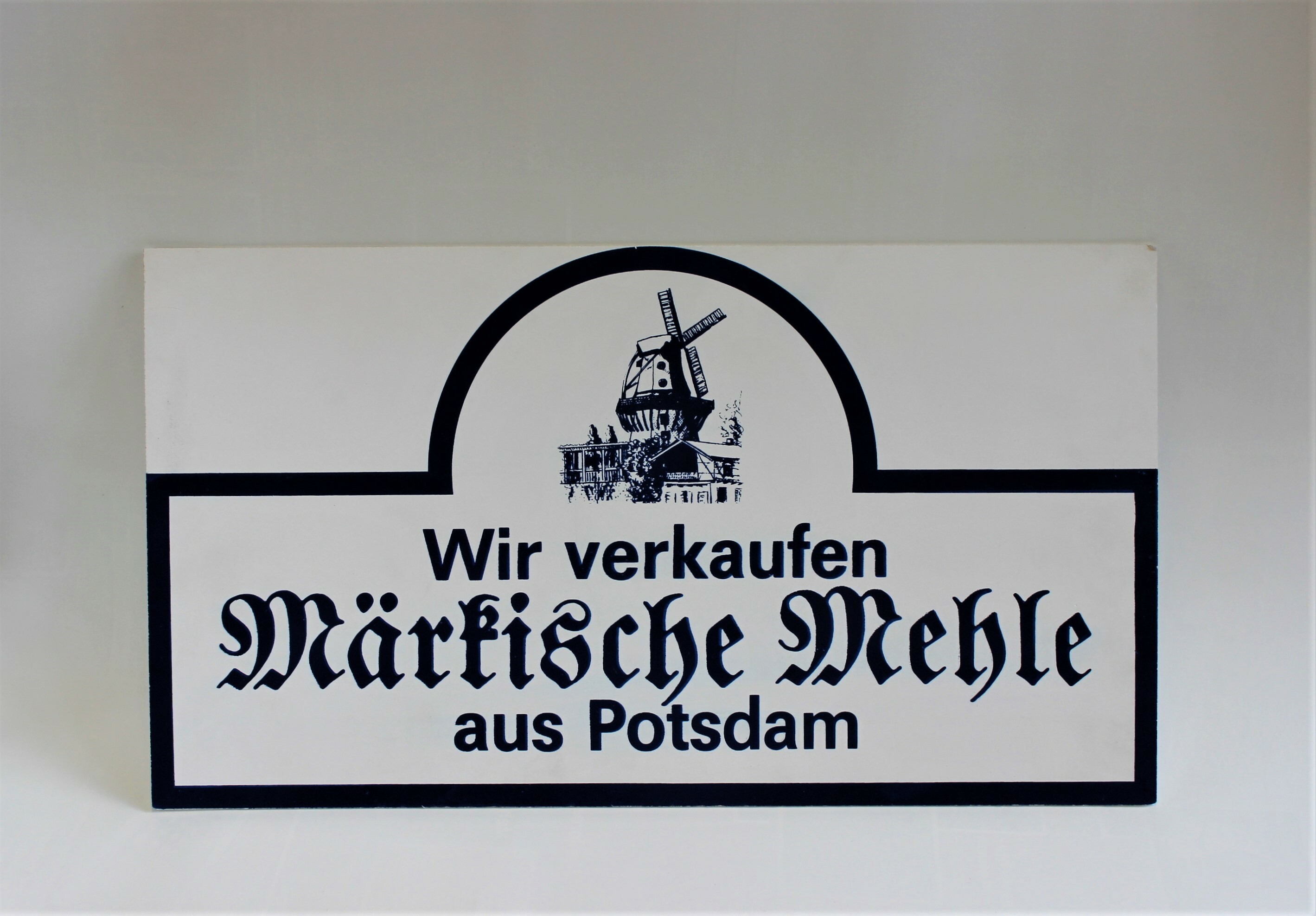 Werbeschild "Märkische Mehle" mit Historischer Mühle (Historische Mühle von Sanssouci CC BY-NC-SA)