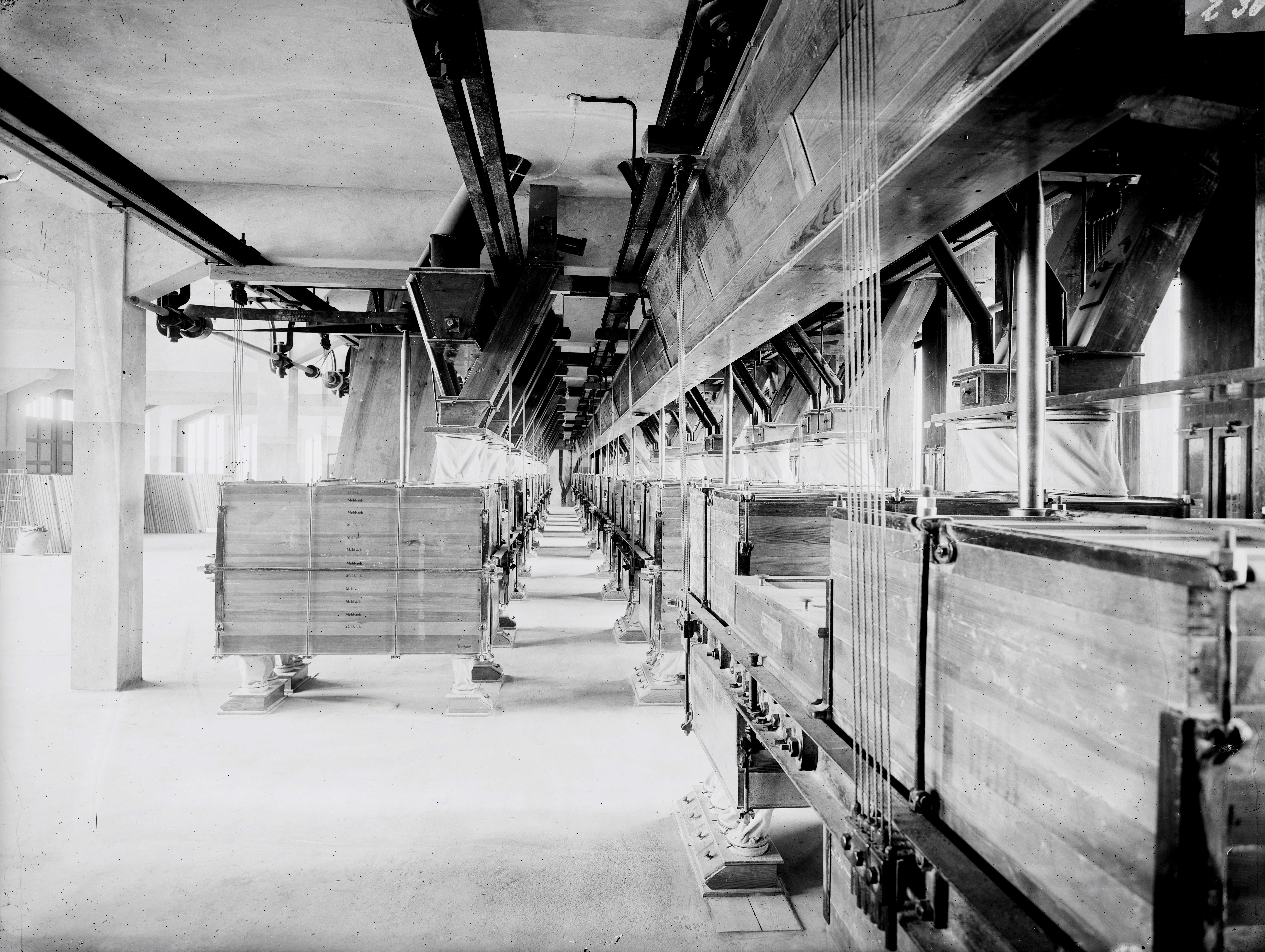 Sichterboden mit freischwingenden zweiteiligen Plansichtern (Historische Mühle von Sanssouci CC BY-NC-SA)