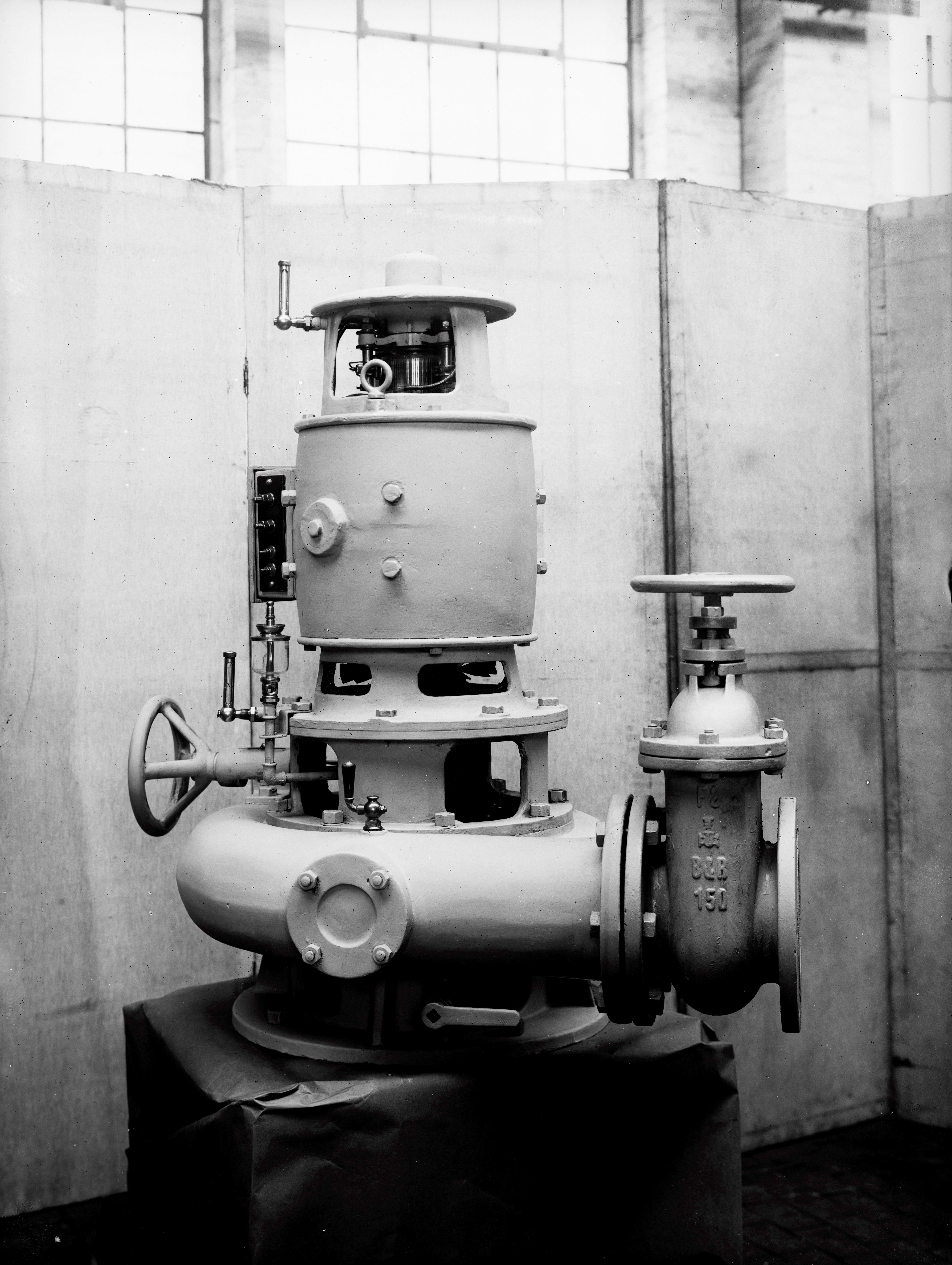 Wetzig: Francisturbine mit aufgesetztem Generator (Historische Mühle von Sanssouci CC BY-NC-SA)