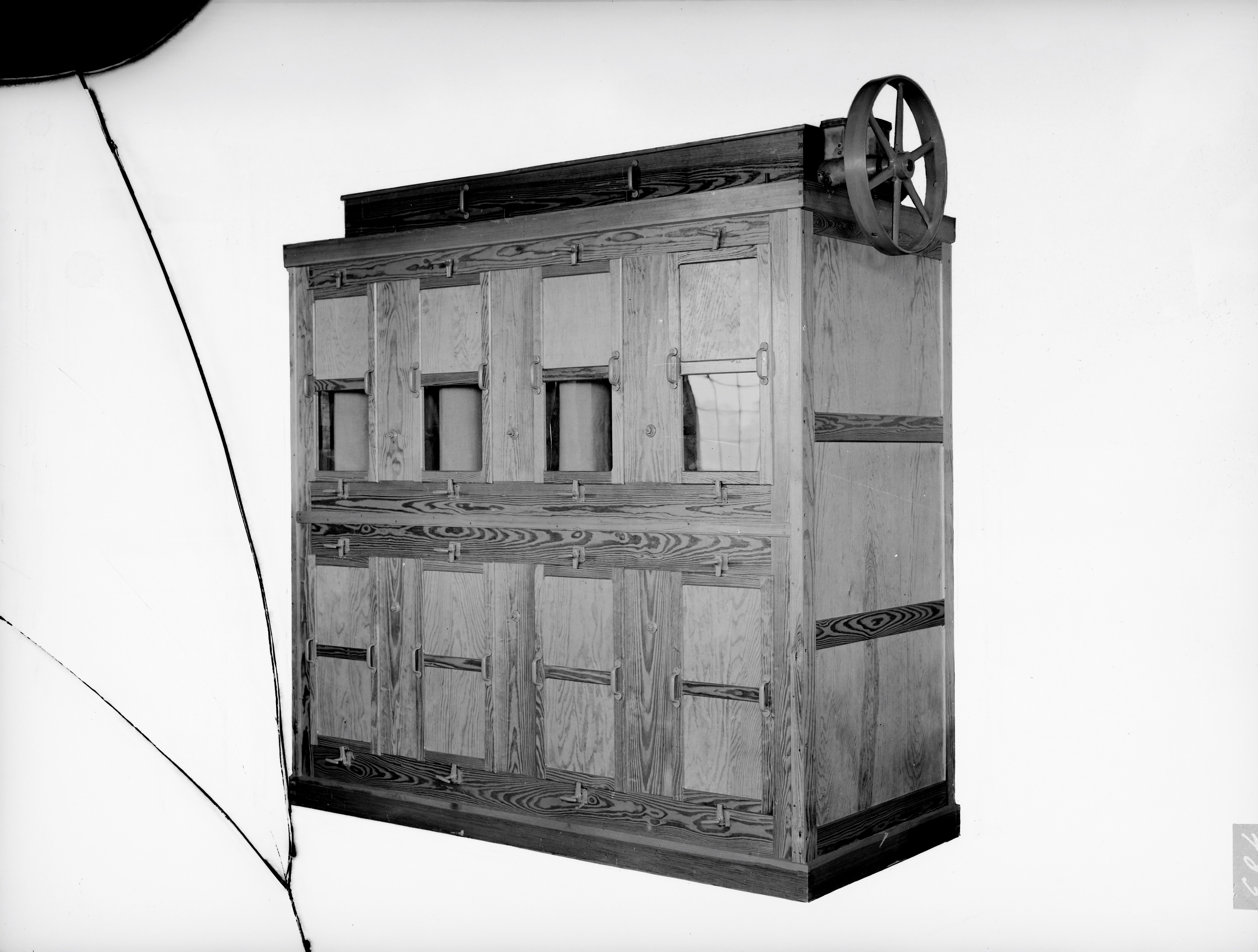 Wetzig: Saugfilterschrank mit vier Abteilen (Historische Mühle von Sanssouci CC BY-NC-SA)