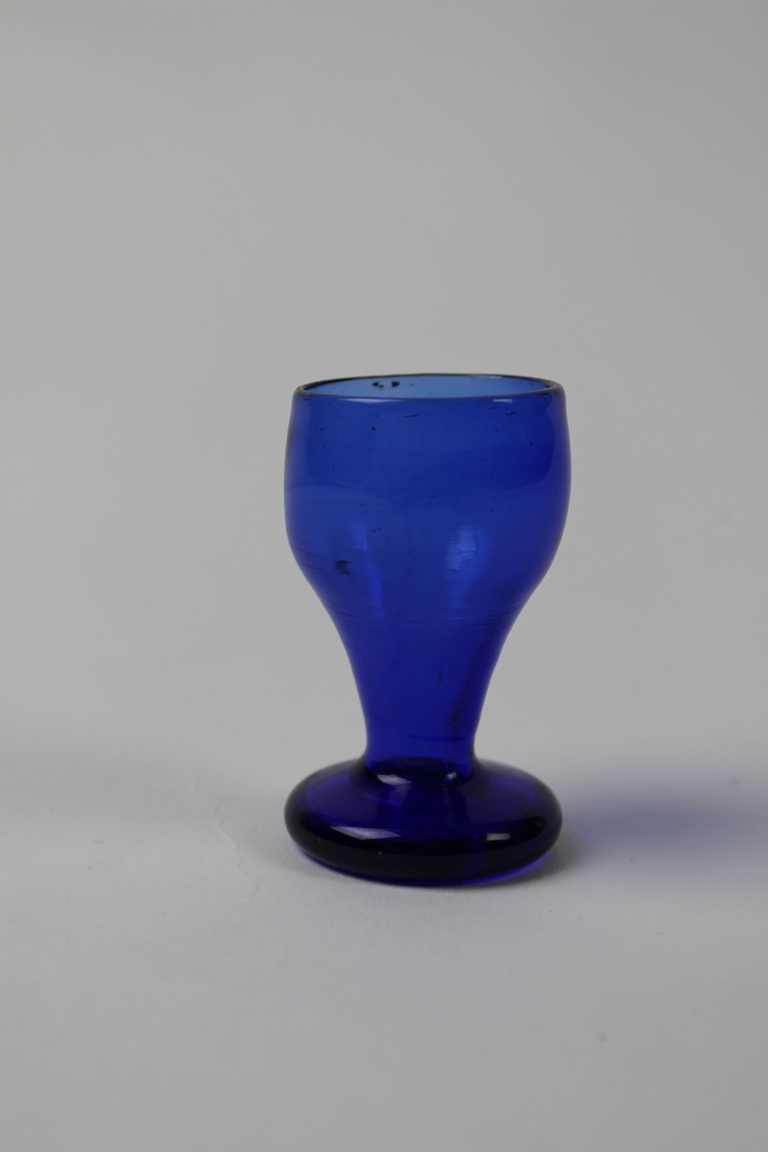 Kleines blaues Schnapsglas (Museum Baruther Glashütte CC BY-NC-SA)