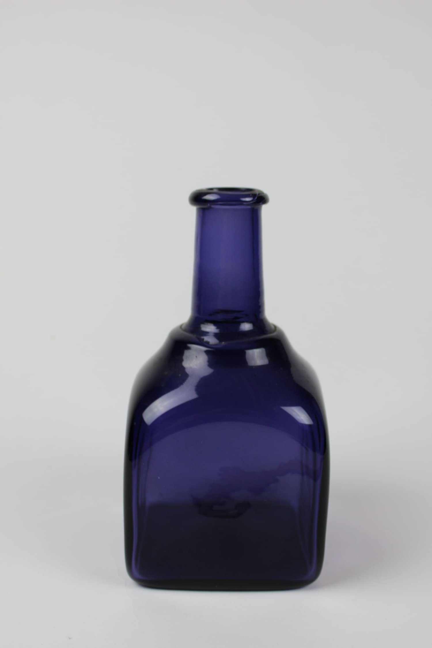 Blaue Flasche, Vierkant (Museum Baruther Glashütte CC BY-NC-SA)