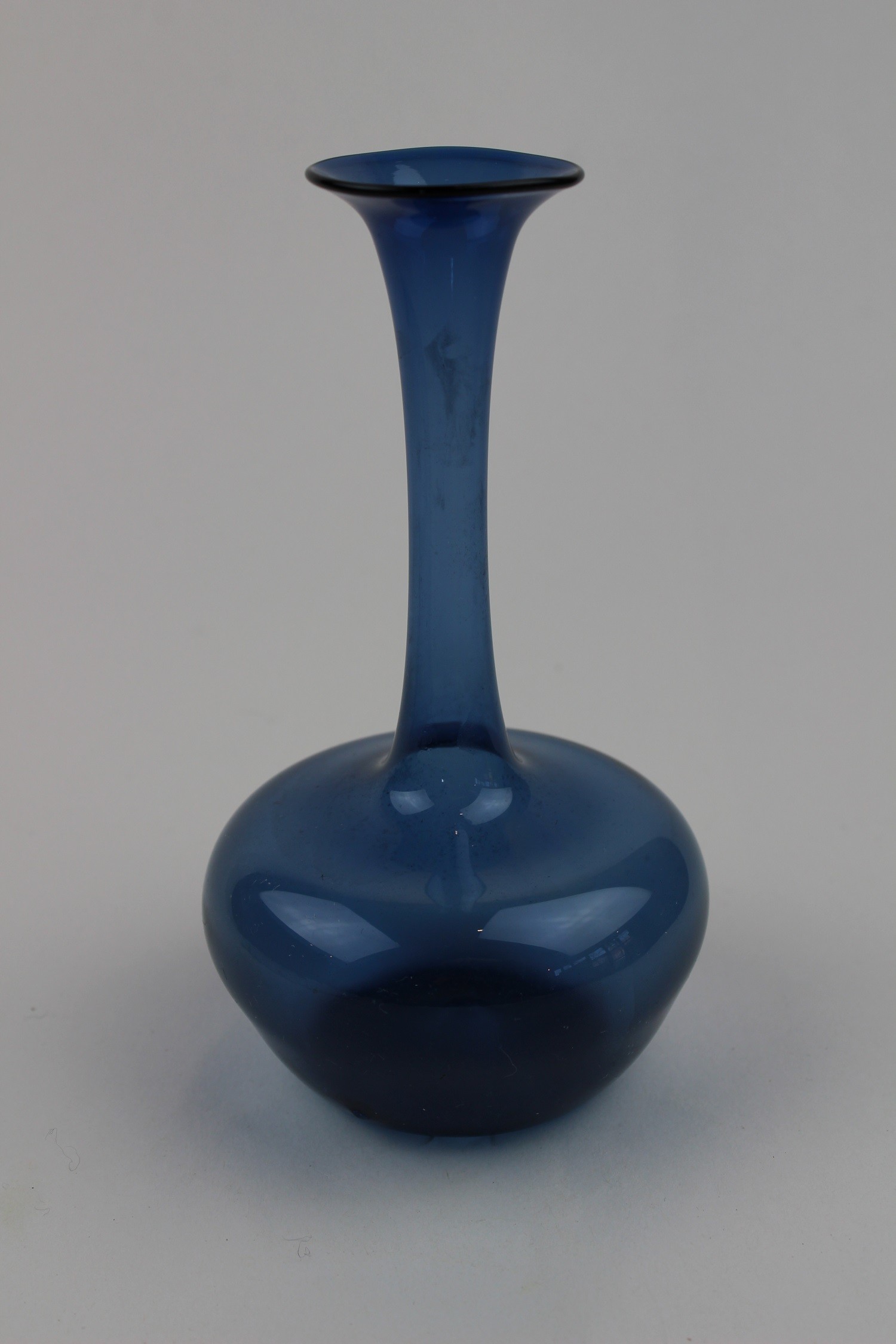 Rauchblaue, bauchige Vase (Museum Baruther Glashütte CC BY-NC-SA)