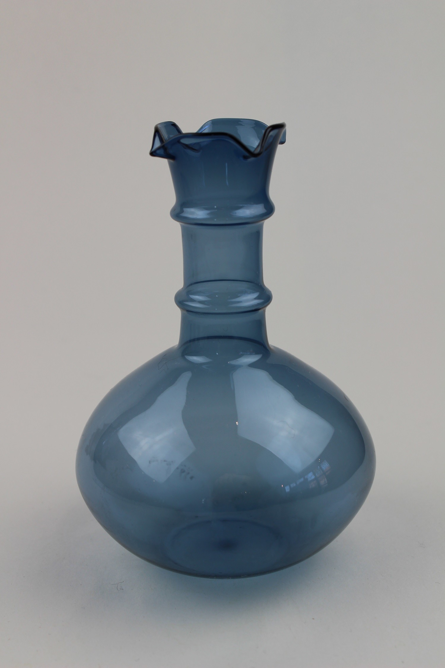 Rauchblaue, bauchige Vase (Museum Baruther Glashütte CC BY-NC-SA)