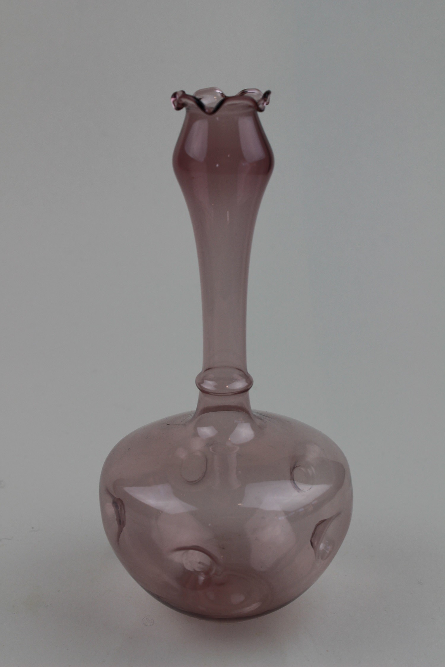 Dunkelviolette Vase mit Vertiefungen (Museum Baruther Glashütte CC BY-NC-SA)