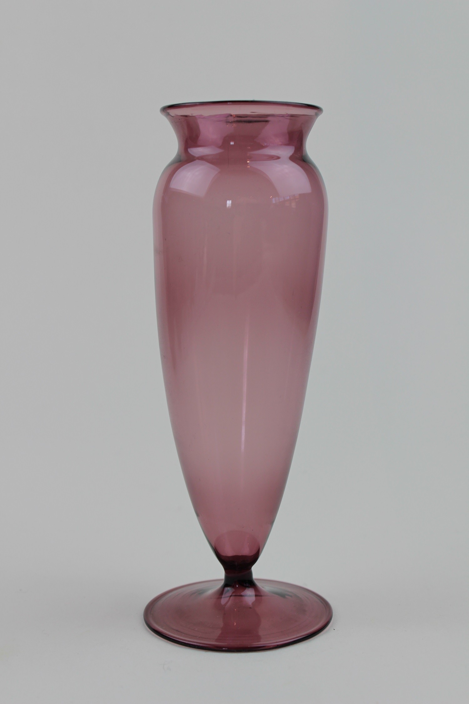 Dunkelviolette, längliche Vase (Museum Baruther Glashütte CC BY-NC-SA)