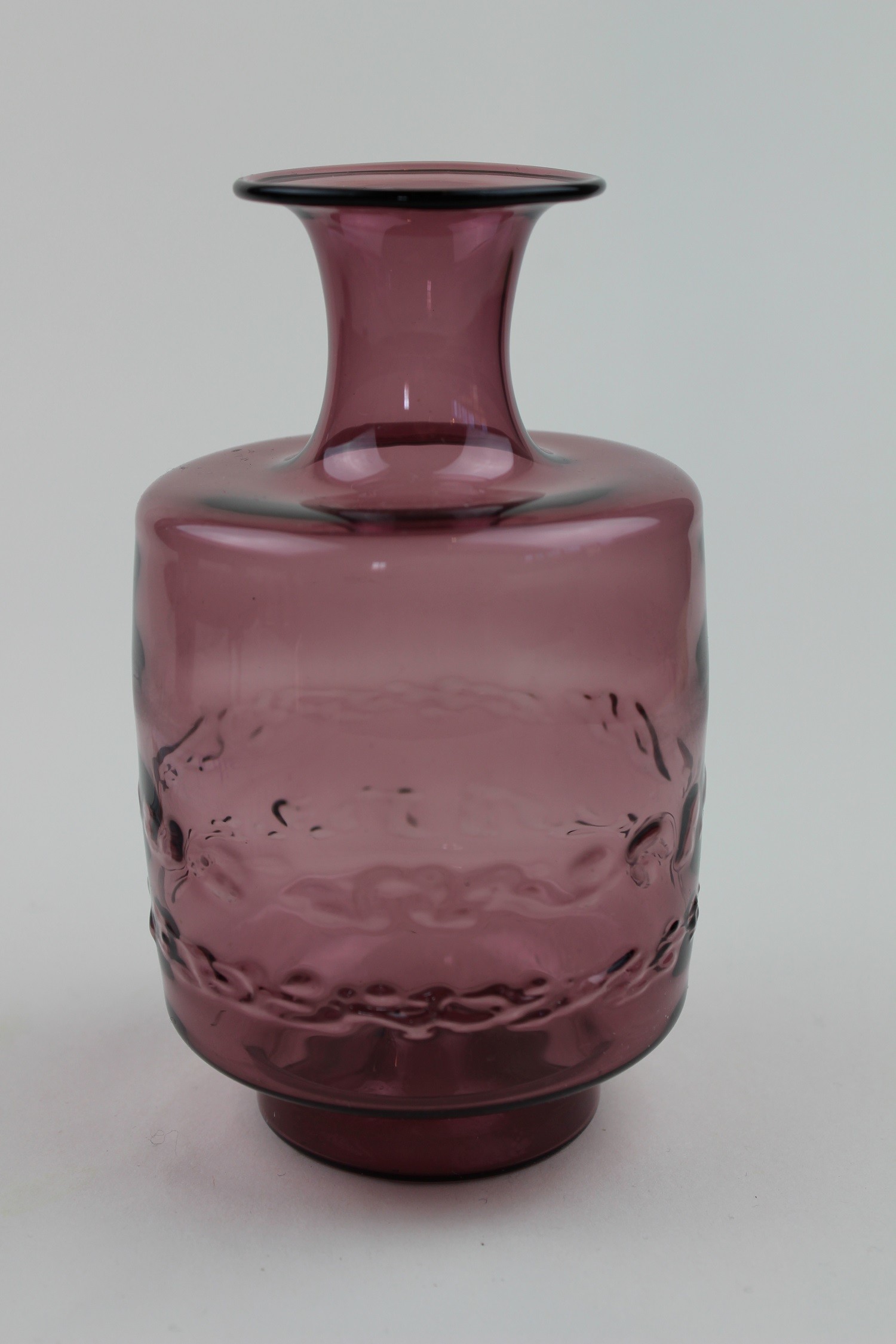 Dunkelviolette, zylindrische Vase (Museum Baruther Glashütte CC BY-NC-SA)
