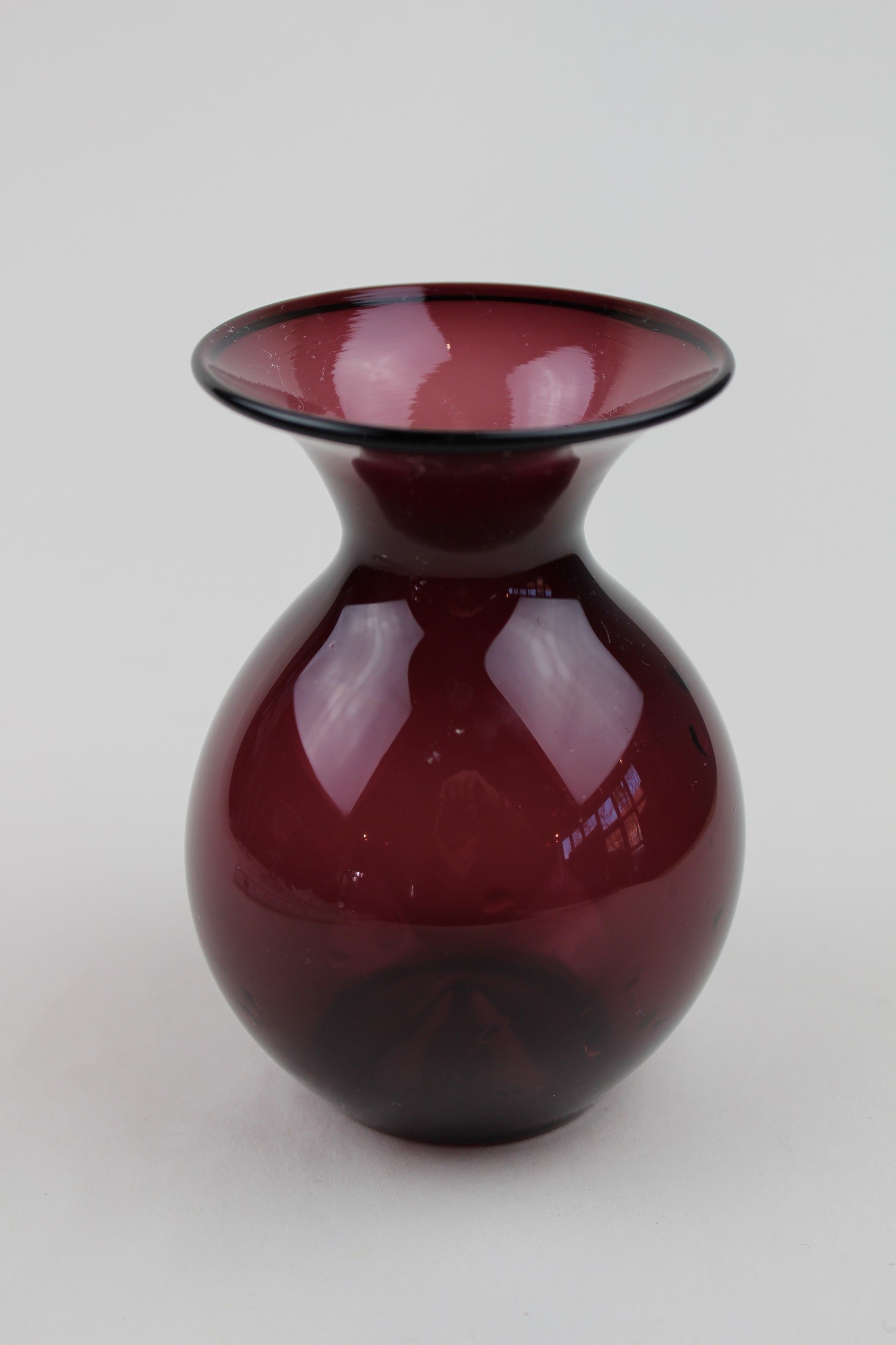 Dunkelviolette Vase/Amphore (Museum Baruther Glashütte CC BY-NC-SA)