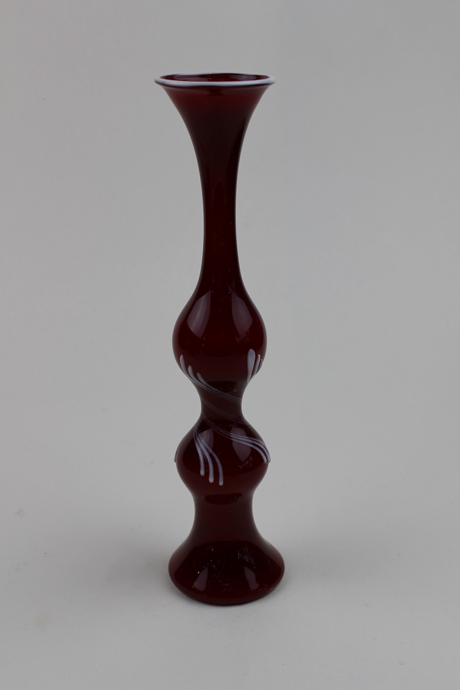 Kupferrubinrote Vase/Kerzenhalter mit opaken Linien (Museum Baruther Glashütte CC BY-NC-SA)