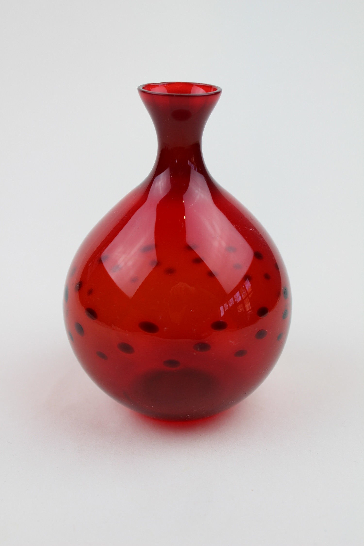 Brilliantrubinrote, kugelige Vase mit Tupfen (Museum Baruther Glashütte CC BY-NC-SA)