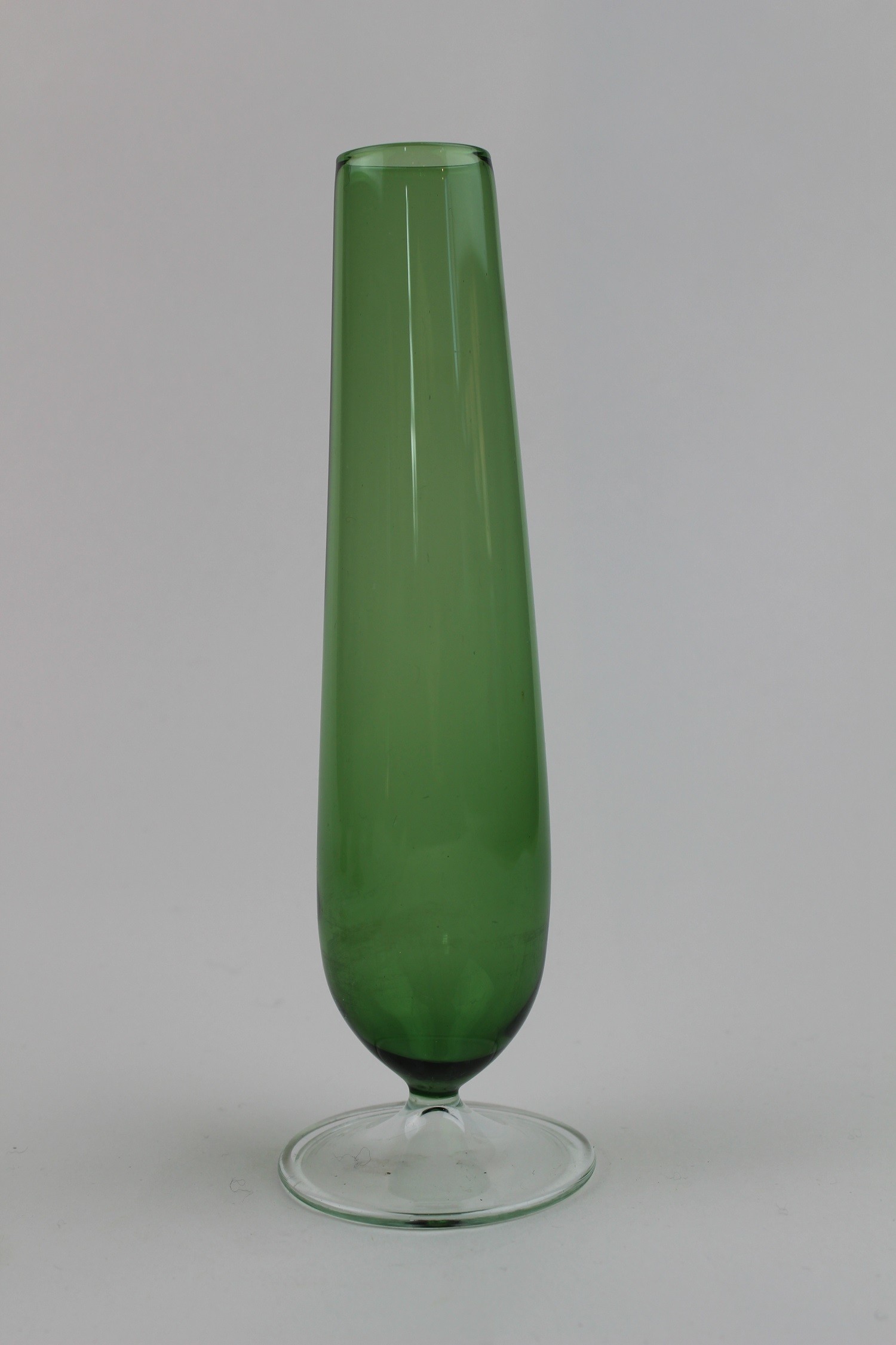 Dunkelgrüne Vase mit farblosem Fuß (Museum Baruther Glashütte CC BY-NC-SA)