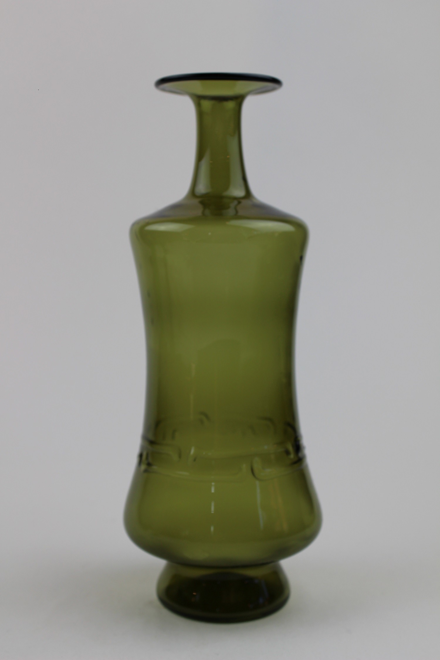 Saragossagrüne Vase mit Muster (Museum Baruther Glashütte CC BY-NC-SA)