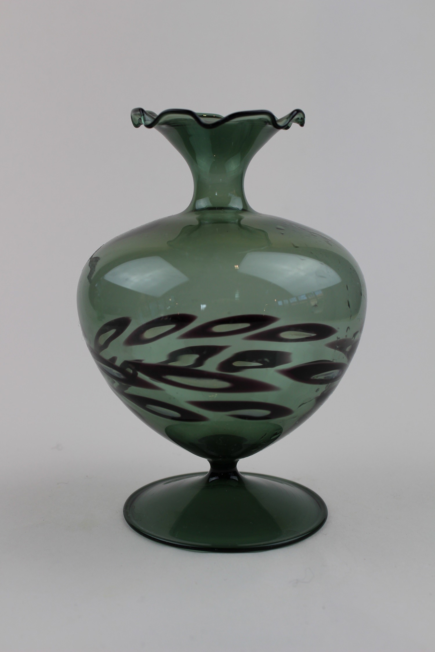 Tannengrüne Vase mit Pfauenaugen (Museum Baruther Glashütte CC BY-NC-SA)