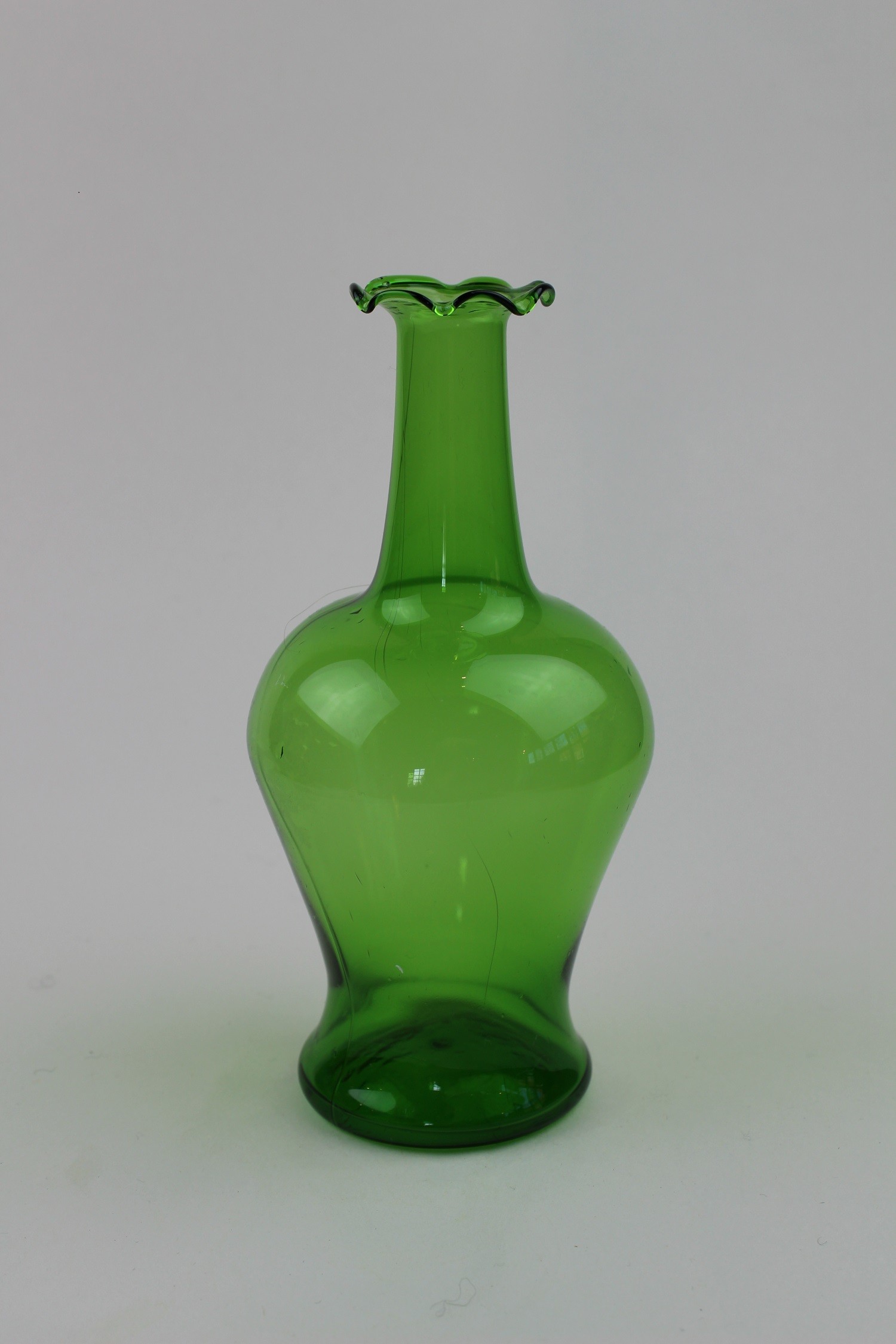 Bristolgrüne Vase in Flaschenform (Museum Baruther Glashütte CC BY-NC-SA)
