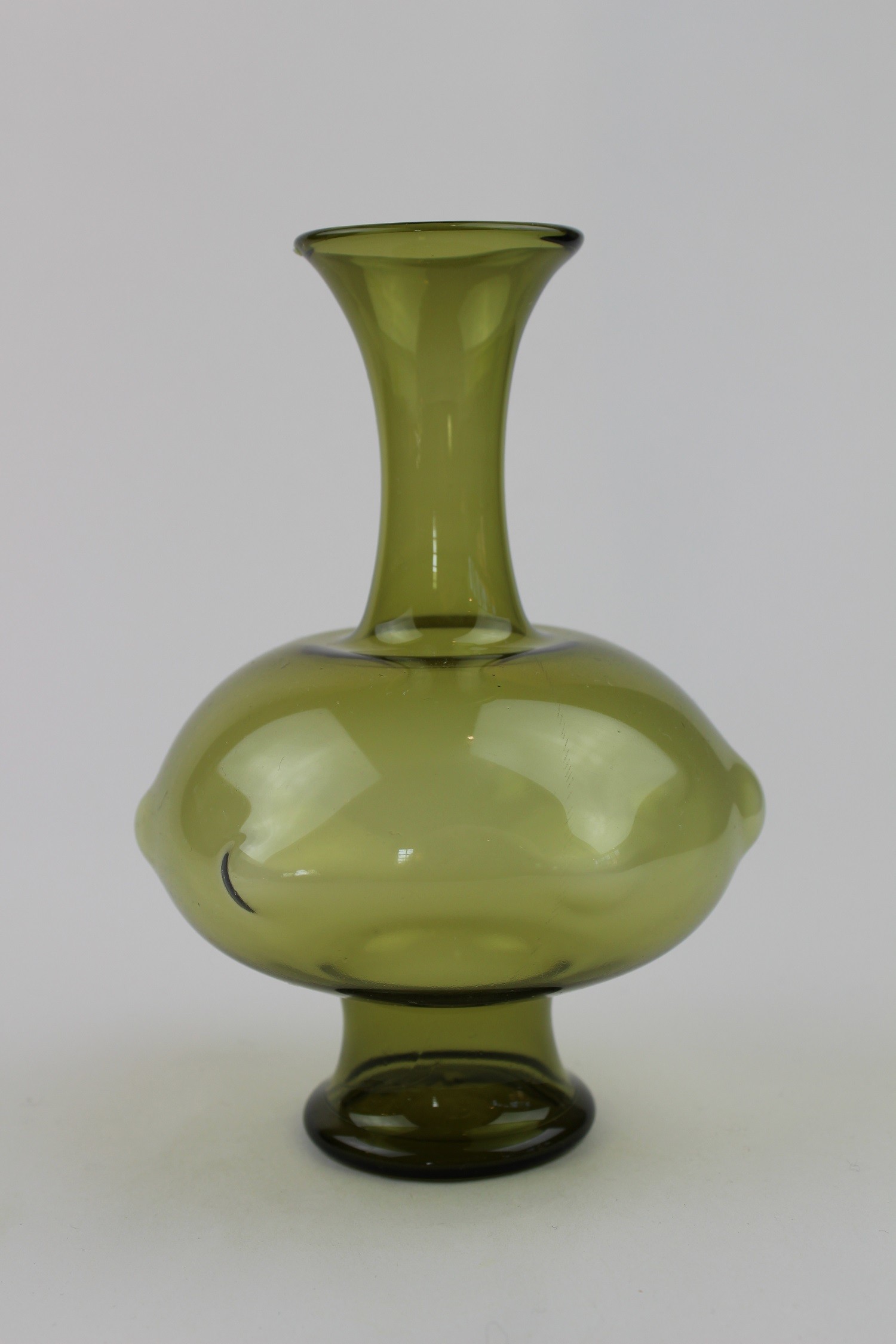 Saragossagrüne, bauchige Vase (Museum Baruther Glashütte CC BY-NC-SA)