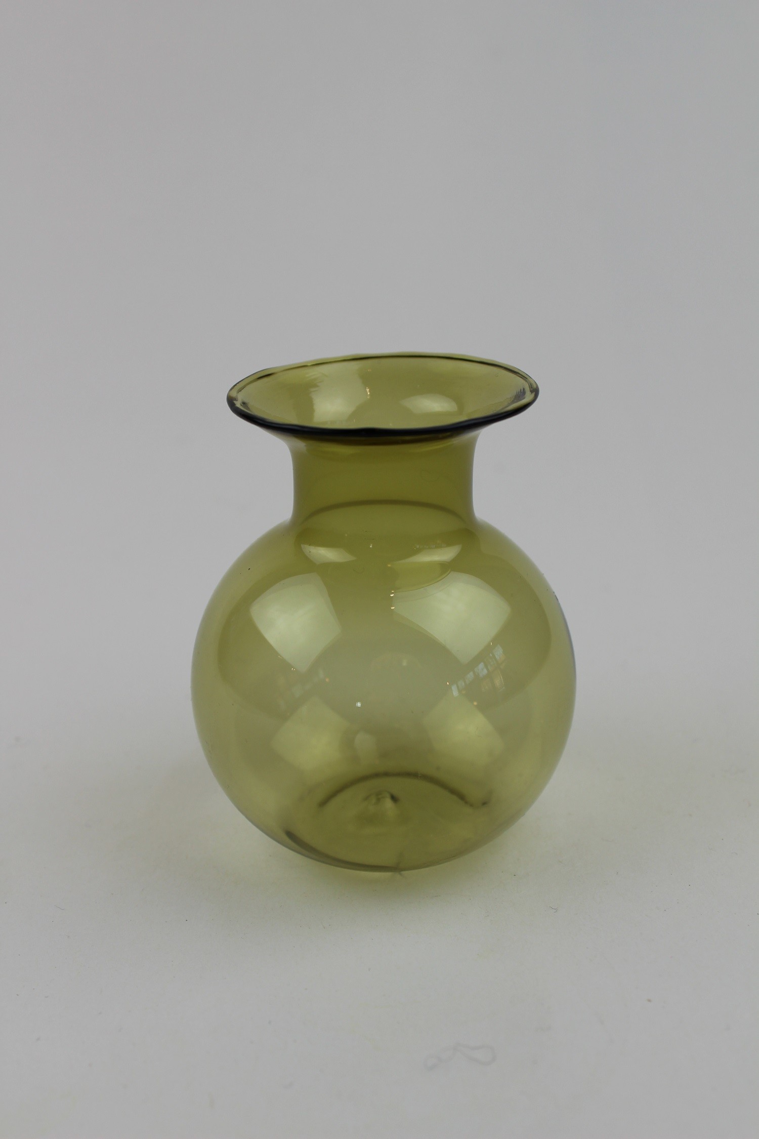 Saragossagrüne, kleine Vase (Museum Baruther Glashütte CC BY-NC-SA)