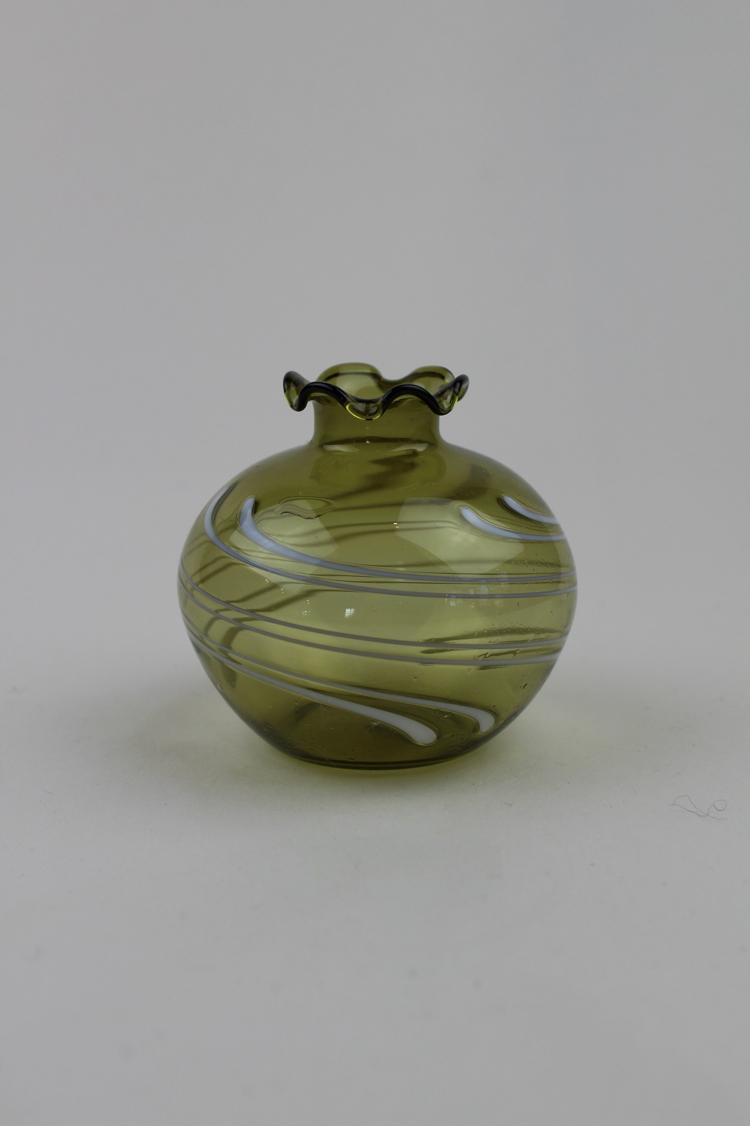 Saragossagrüne Vase mit opakem Muster (Museum Baruther Glashütte CC BY-NC-SA)