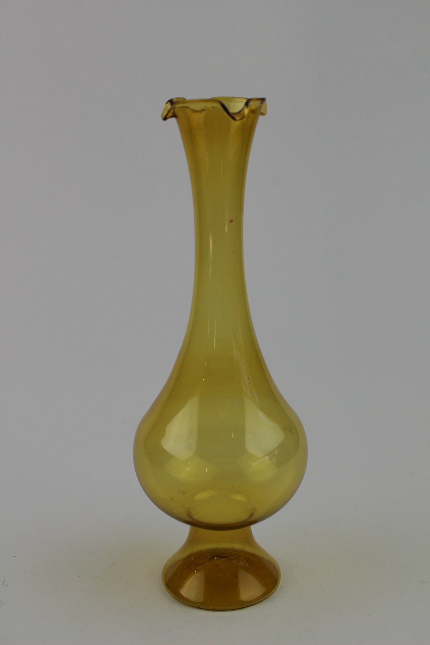 Bernsteinfarbene Vase mit Sockel (Museum Baruther Glashütte CC BY-NC-SA)