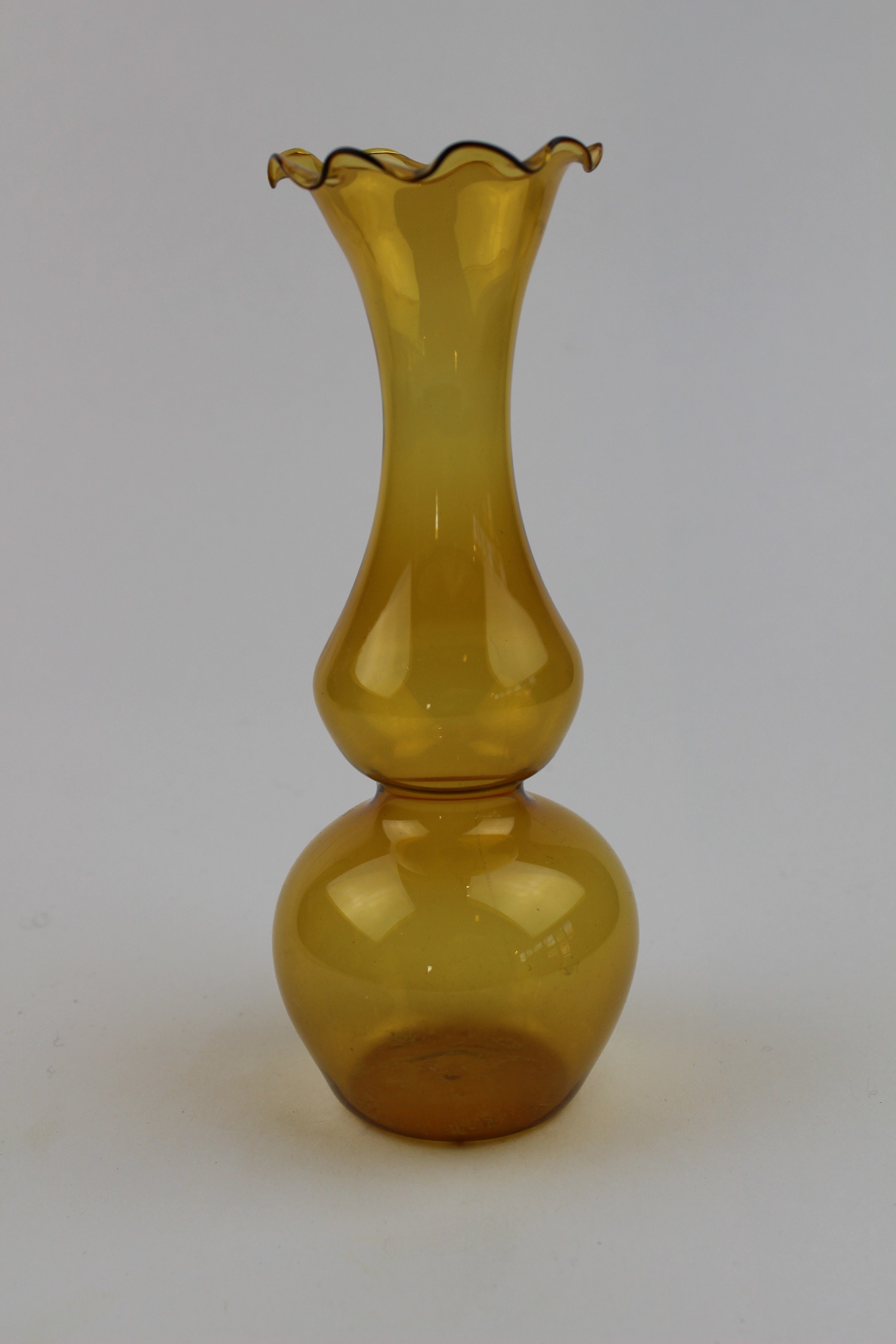 Bernsteinfarbene Vase, zweigeteilt (Museum Baruther Glashütte CC BY-NC-SA)