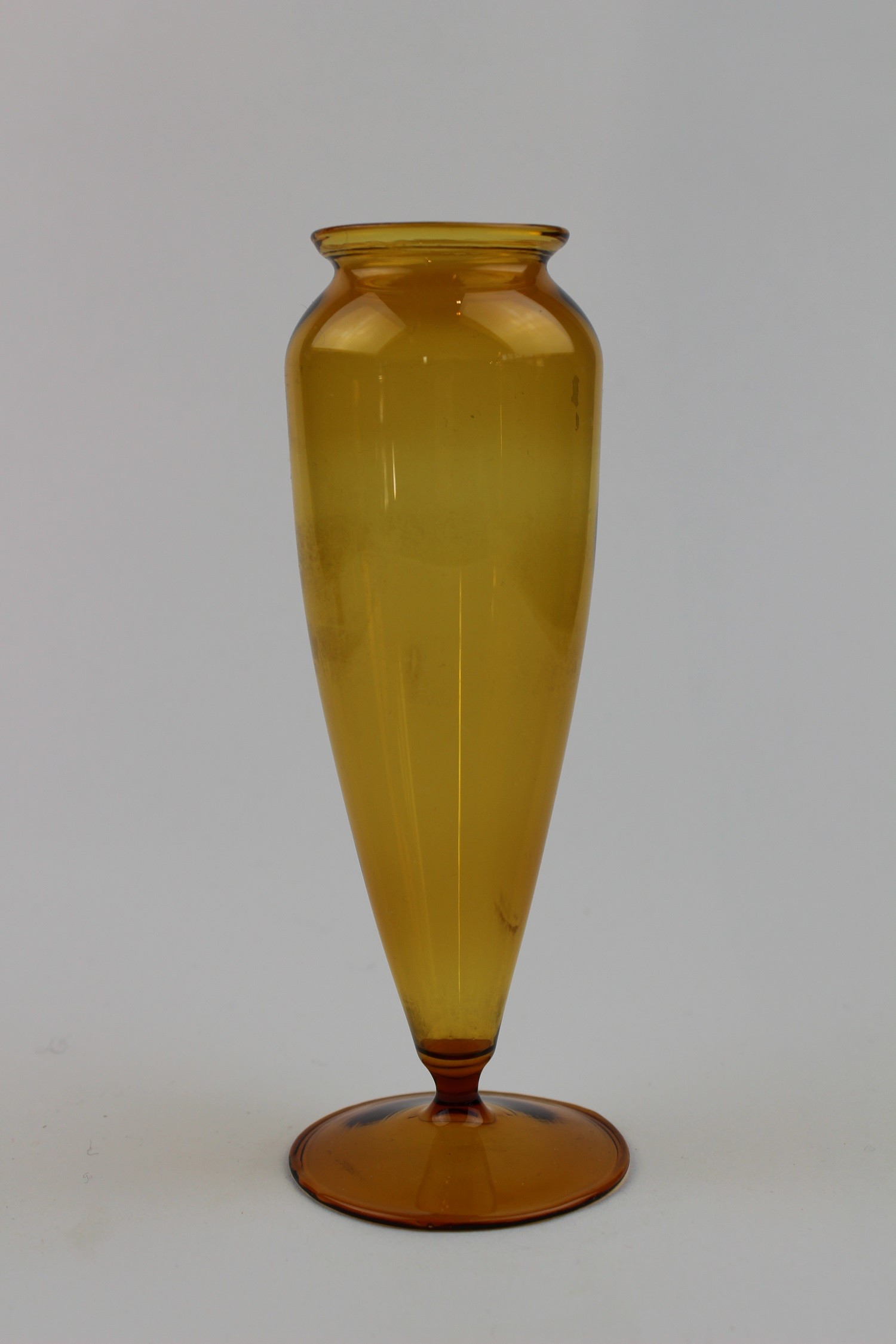 Bernsteinfarbene Vase (Museum Baruther Glashütte CC BY-NC-SA)