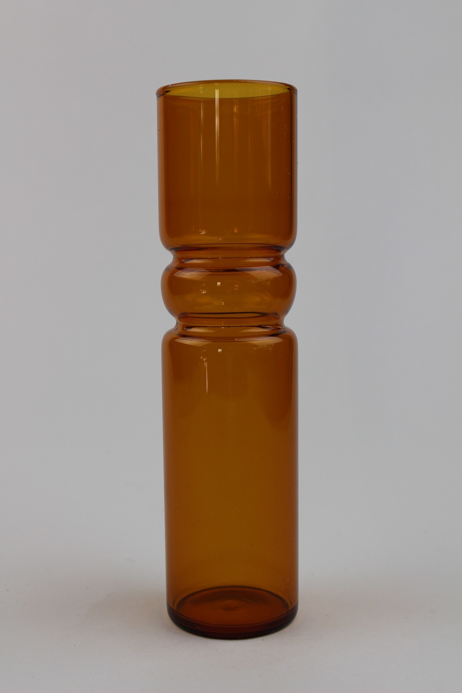 Bernsteinfarbene, zylindrische Vase (Museum Baruther Glashütte CC BY-NC-SA)