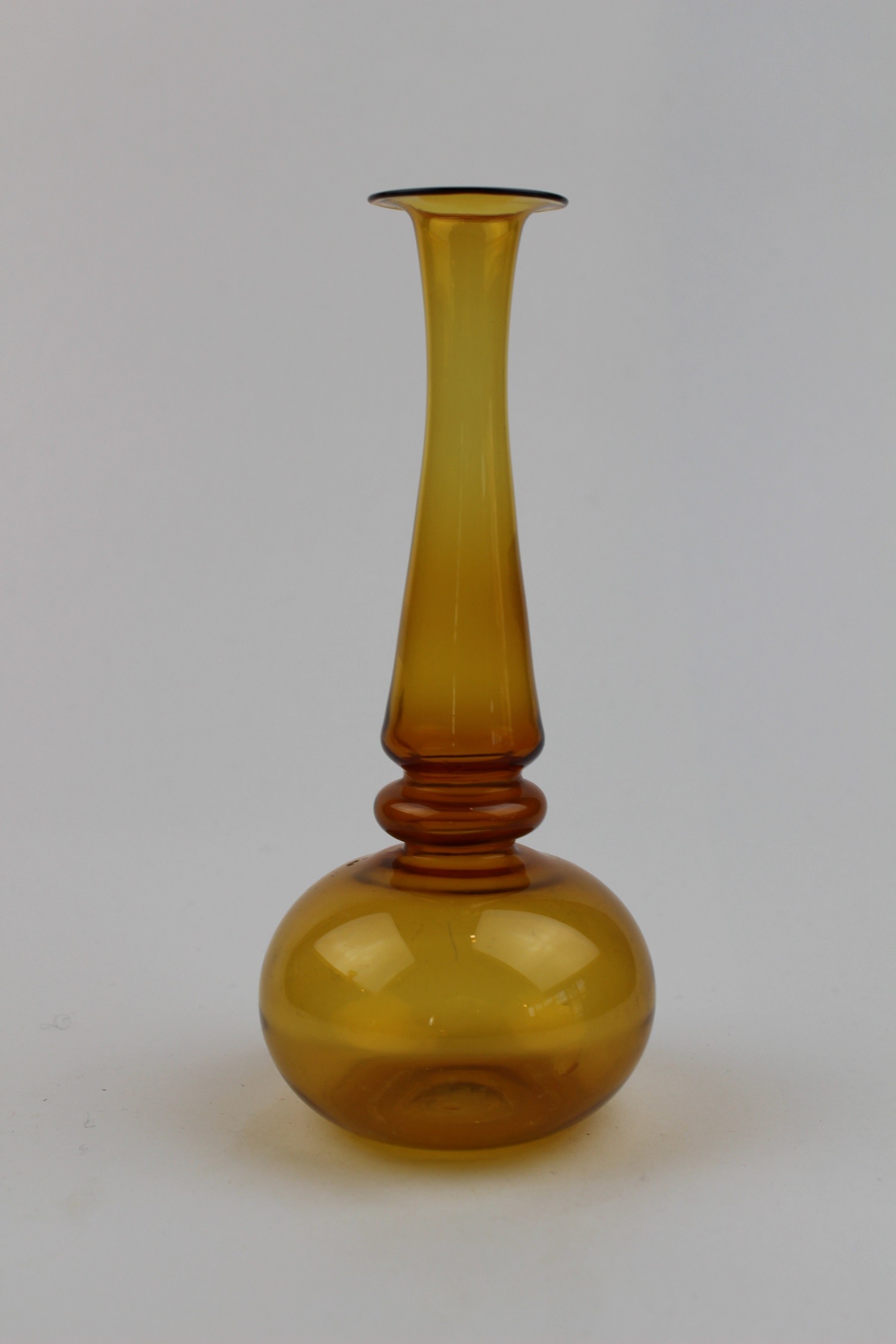 Bernsteinfarbene, kugelige Vase (Museum Baruther Glashütte CC BY-NC-SA)