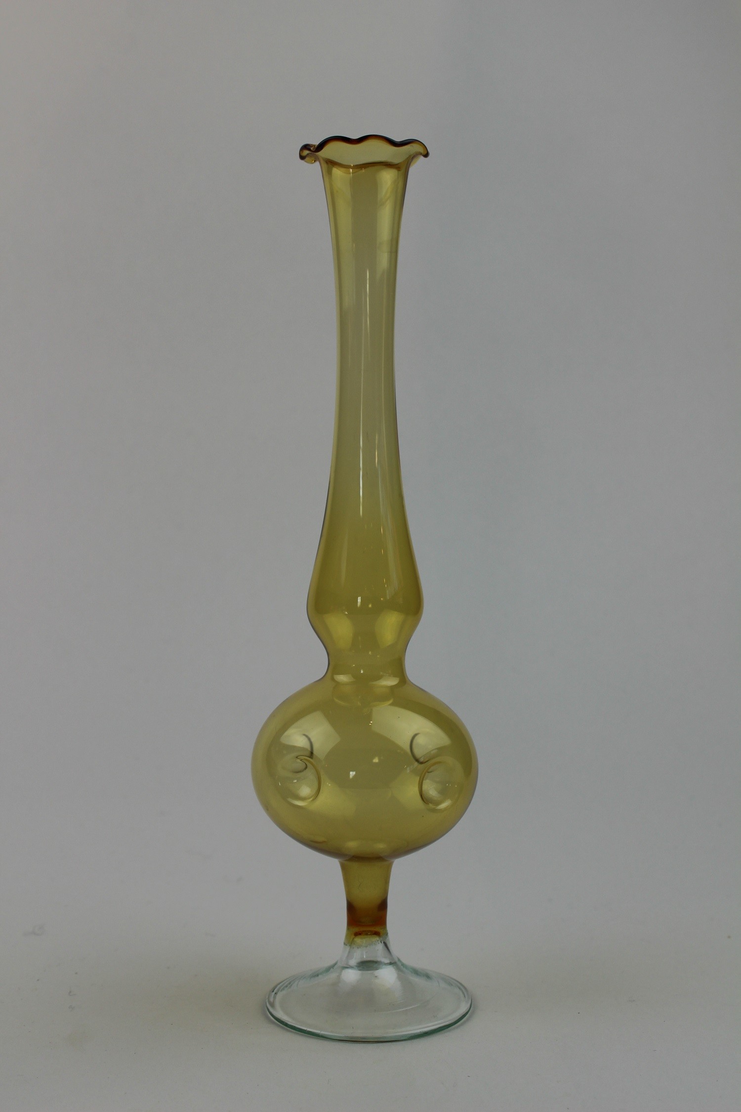 Bernsteinfarbene, kugelige Vase mit farblosem Fuß (Museum Baruther Glashütte CC BY-NC-SA)