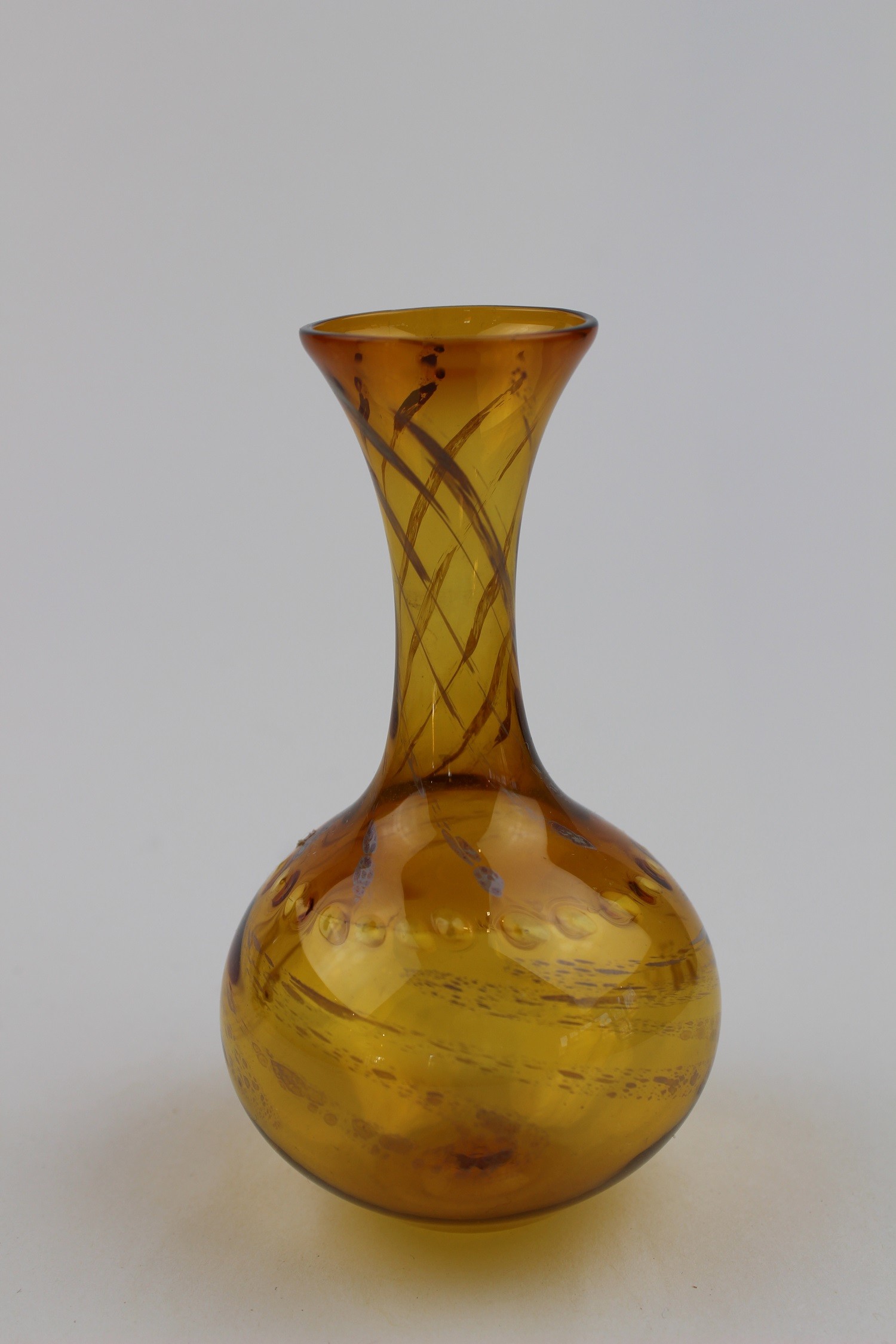 Bernsteinfarbene Vase mit Verzierung (Museum Baruther Glashütte CC BY-NC-SA)
