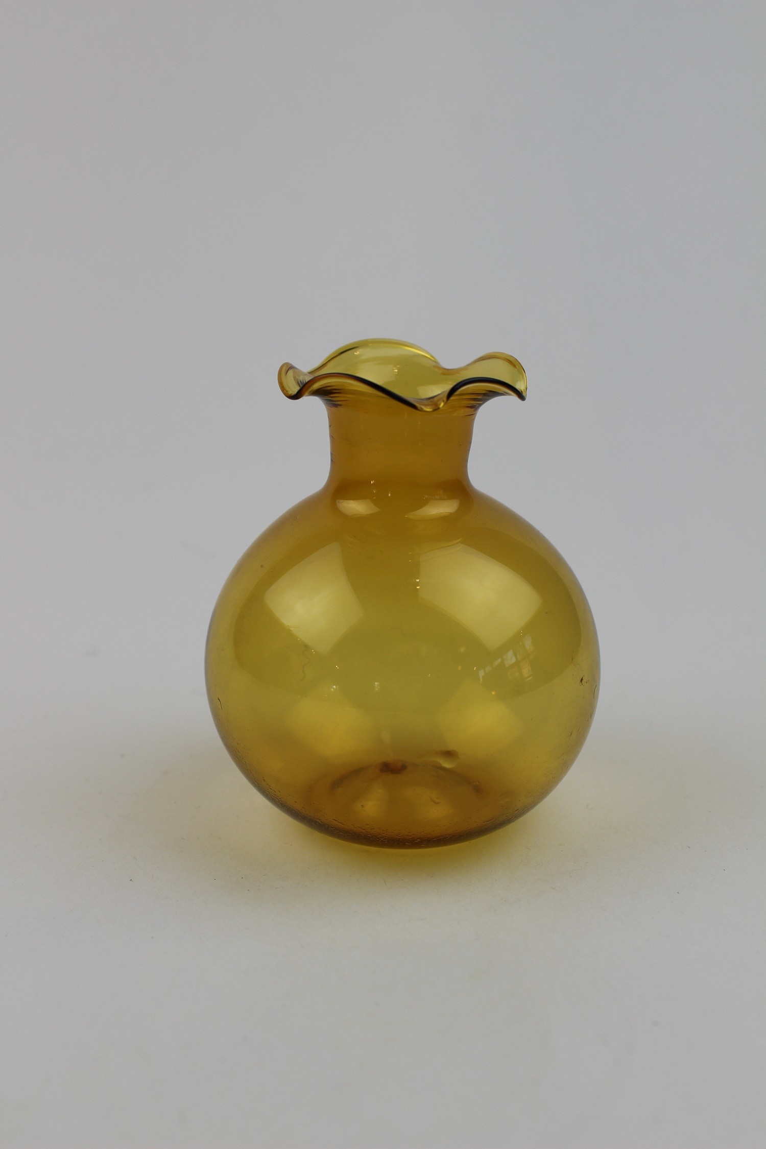 Bernsteinfarbene, bauchige Vase/Kerzenhalter (Museum Baruther Glashütte CC BY-NC-SA)