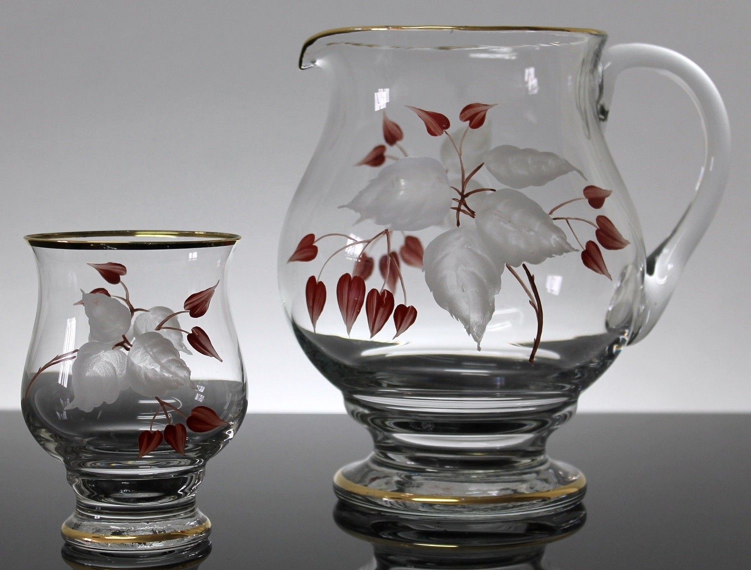 Becherglas und Krug, handbemalt und geschliffen (Glasmuseum Weißwasser CC BY-NC-SA)