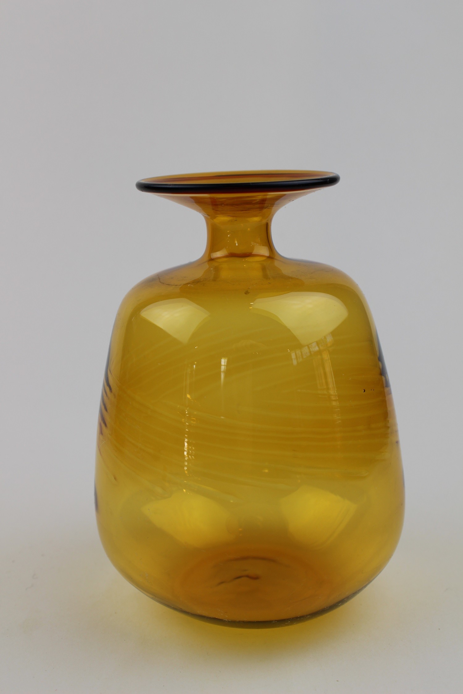 Bernsteinfarbene, zylindrische Vase (Museum Baruther Glashütte CC BY-NC-SA)