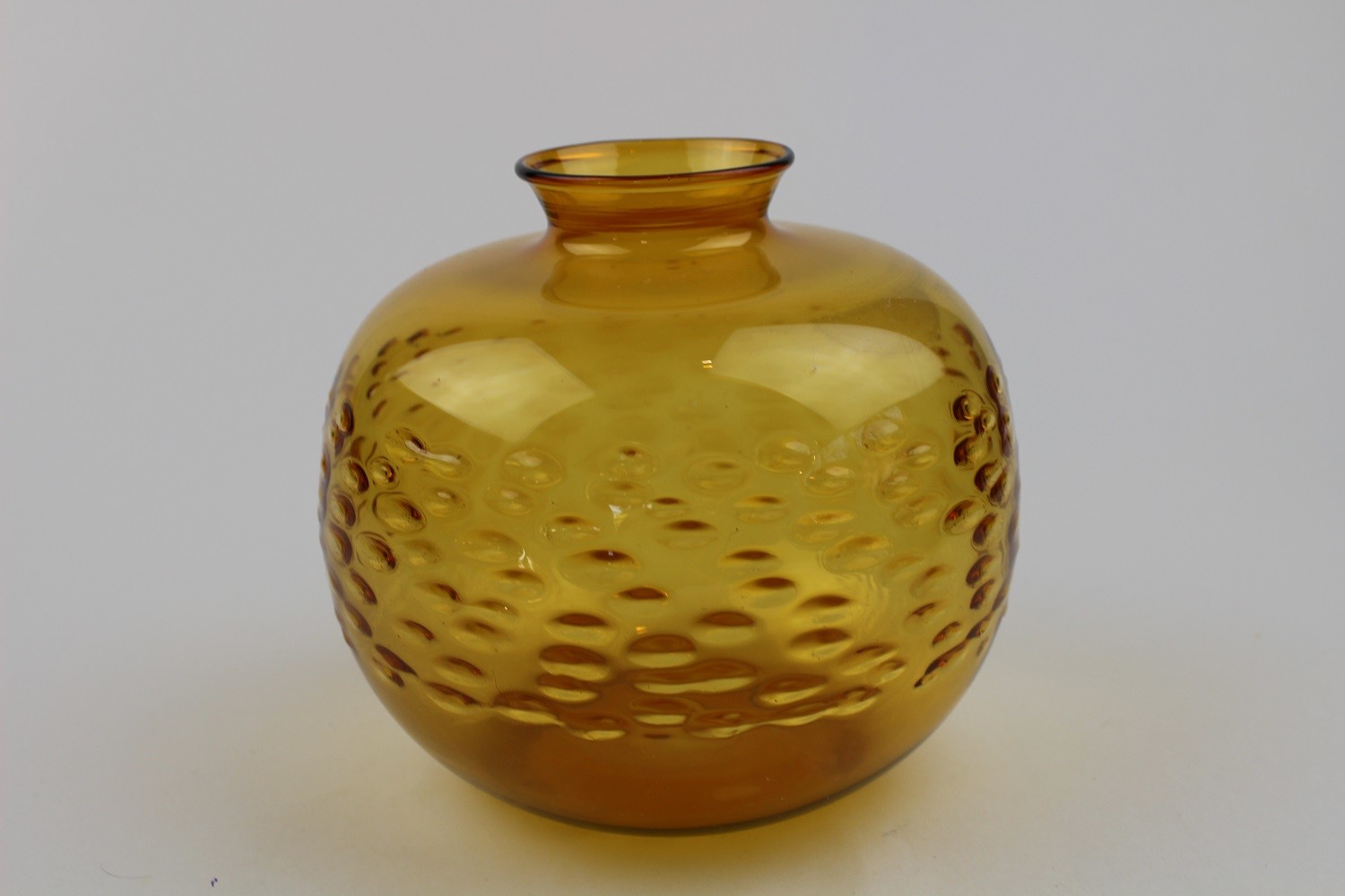 Bernsteinfarbene Vase mit gleichfarbigen Tupfen (Museum Baruther Glashütte CC BY-NC-SA)