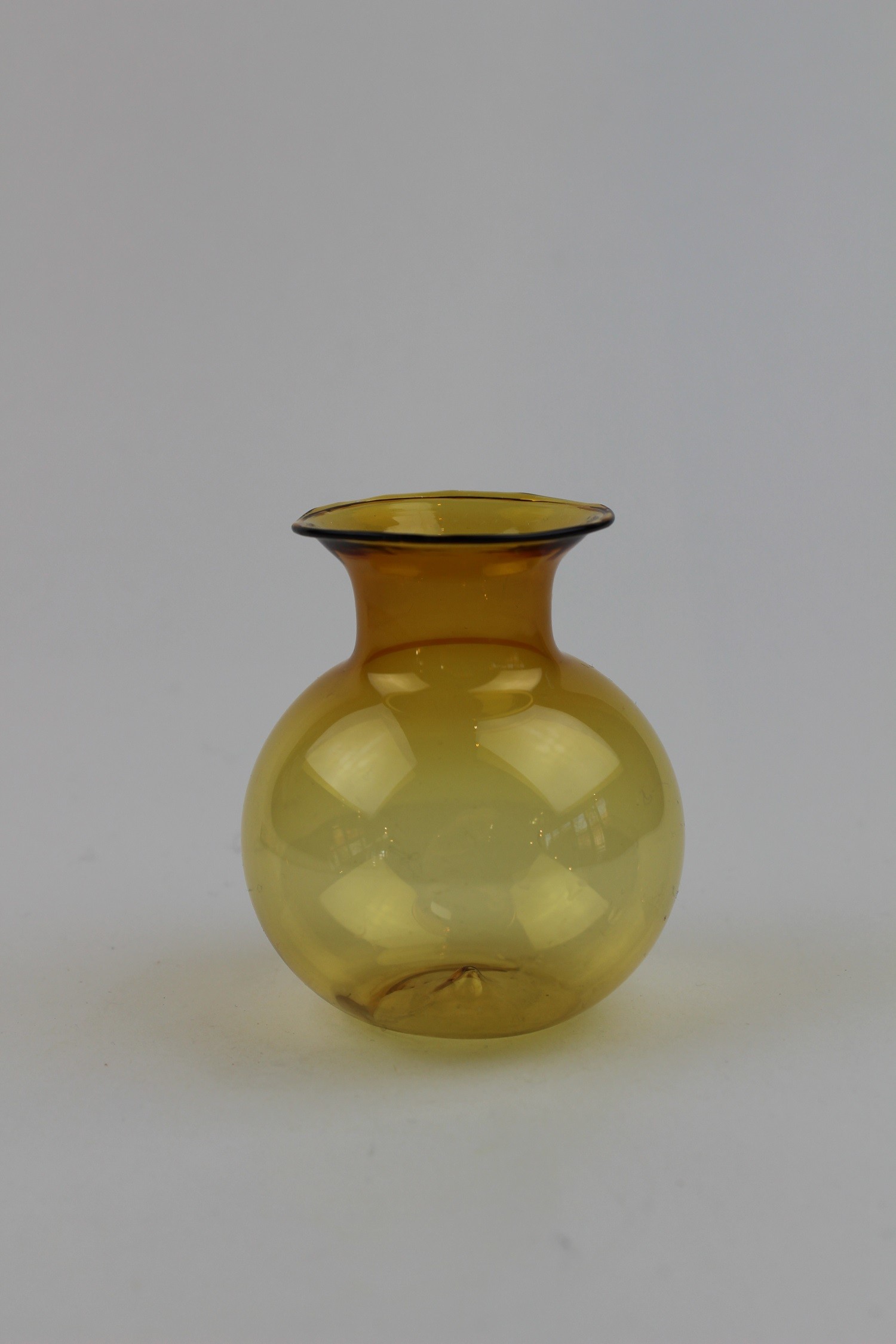 Bernsteinfarbene, kugelige Vase/Kerzenhalter (Museum Baruther Glashütte CC BY-NC-SA)