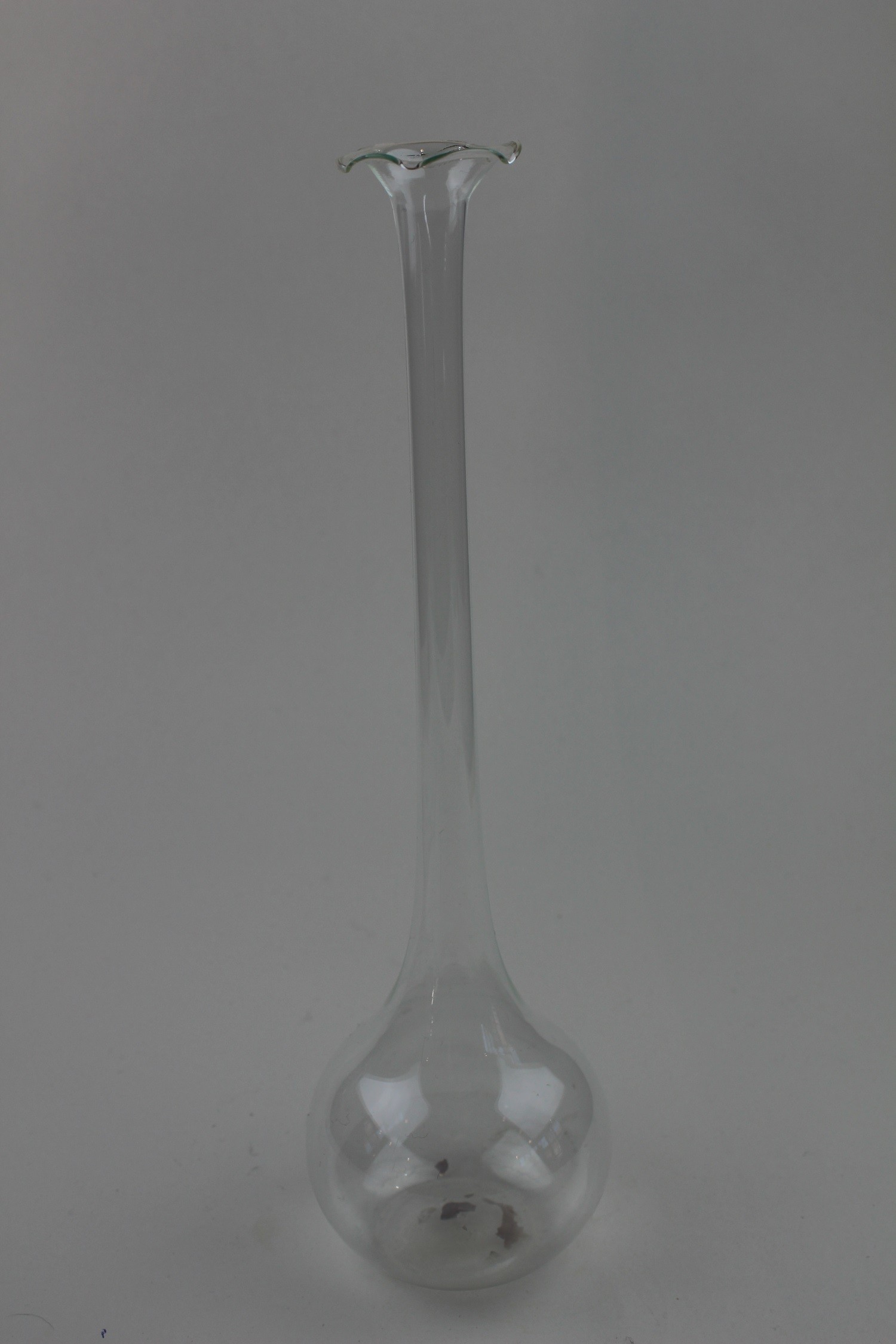 Farblose, längliche Vase (Museum Baruther Glashütte CC BY-NC-SA)