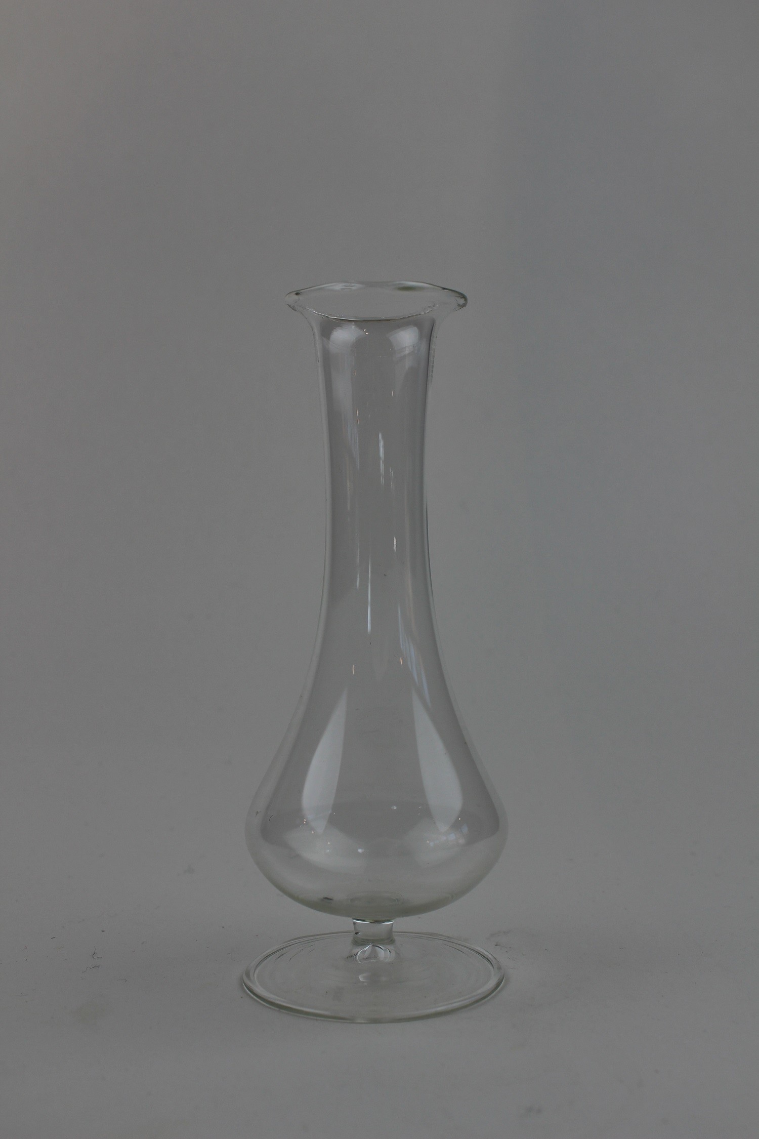 Farblose Vase mit Fuß (Museum Baruther Glashütte CC BY-NC-SA)