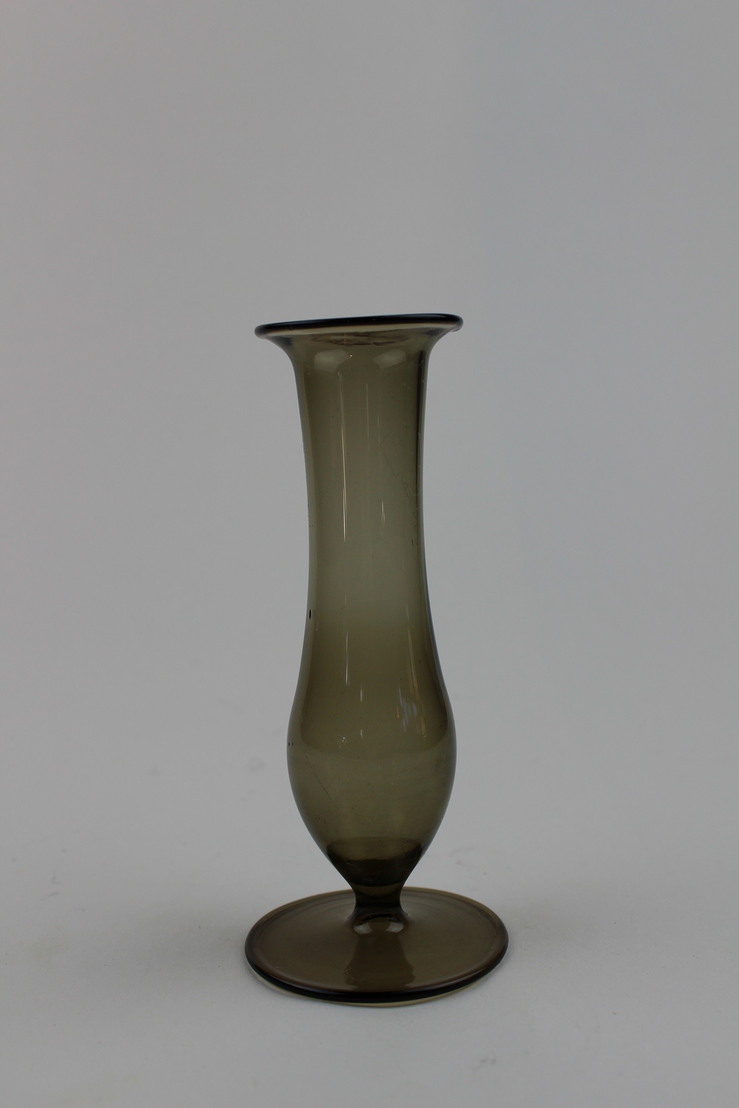 Rauchgrüne Vase mit Fuß (Museum Baruther Glashütte CC BY-NC-SA)