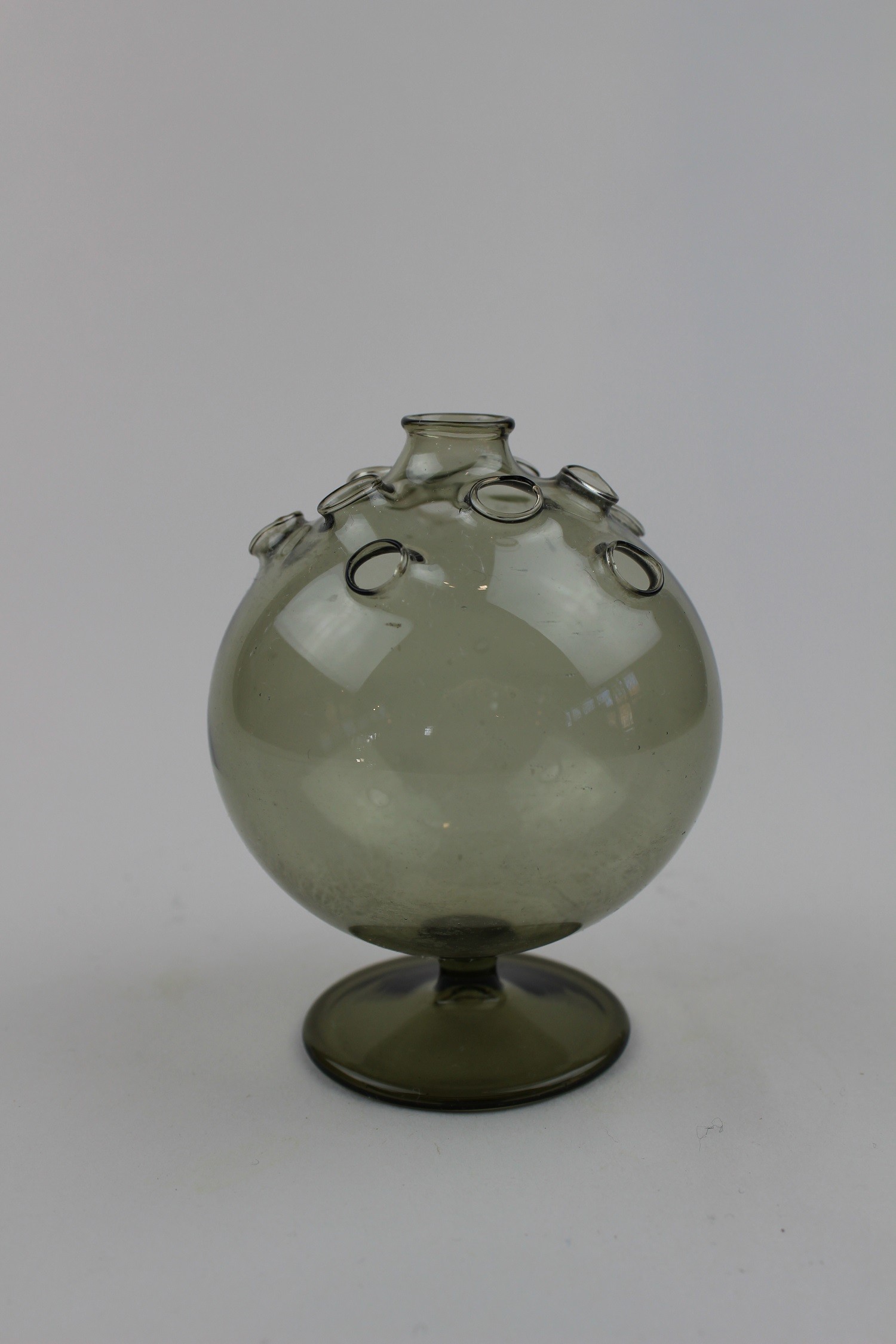 Rauchgrünes Glasobjekt/Vase (Museum Baruther Glashütte CC BY-NC-SA)