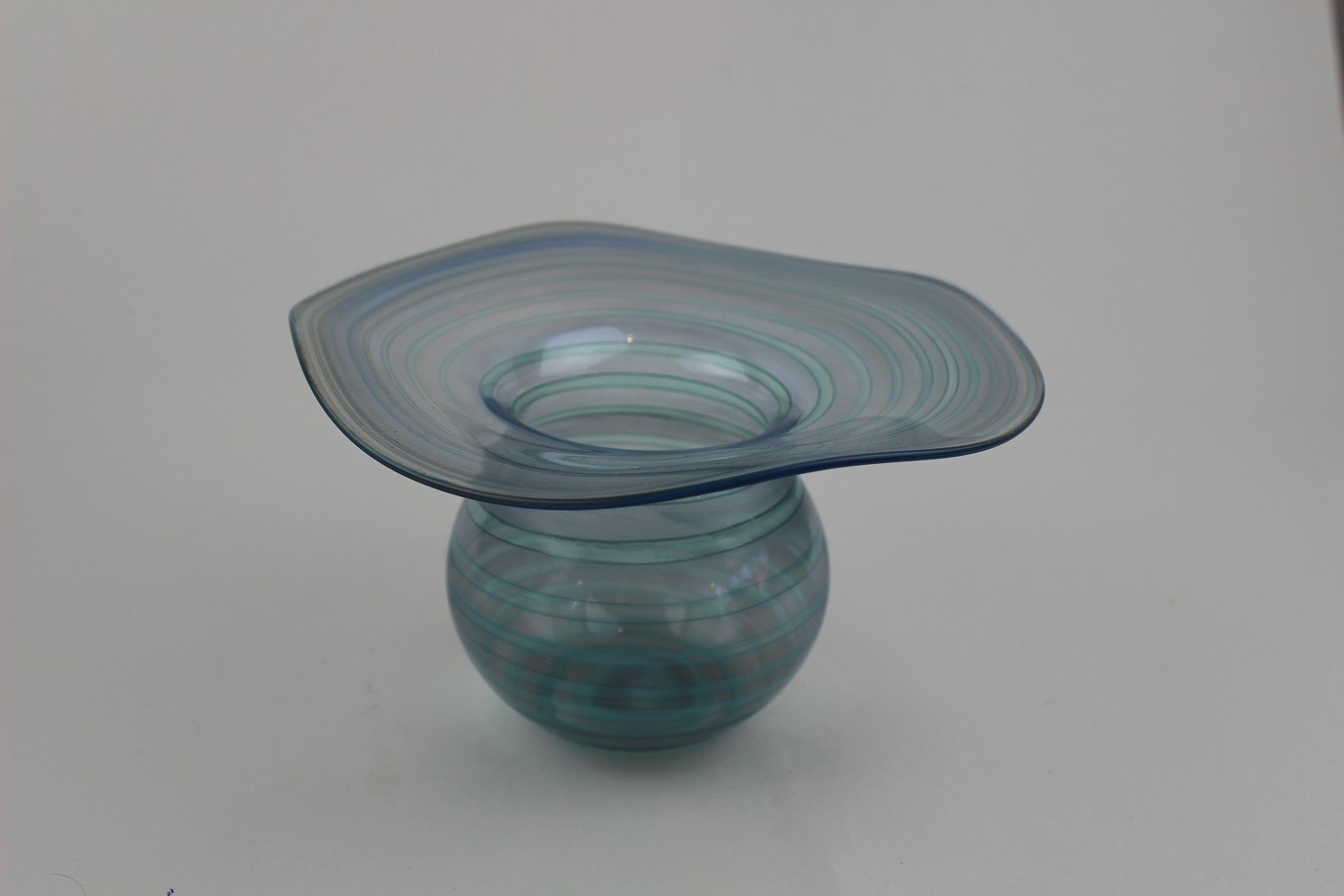 Vase/Schale in Blautönen geringelt (Museum Baruther Glashütte CC BY-NC-SA)