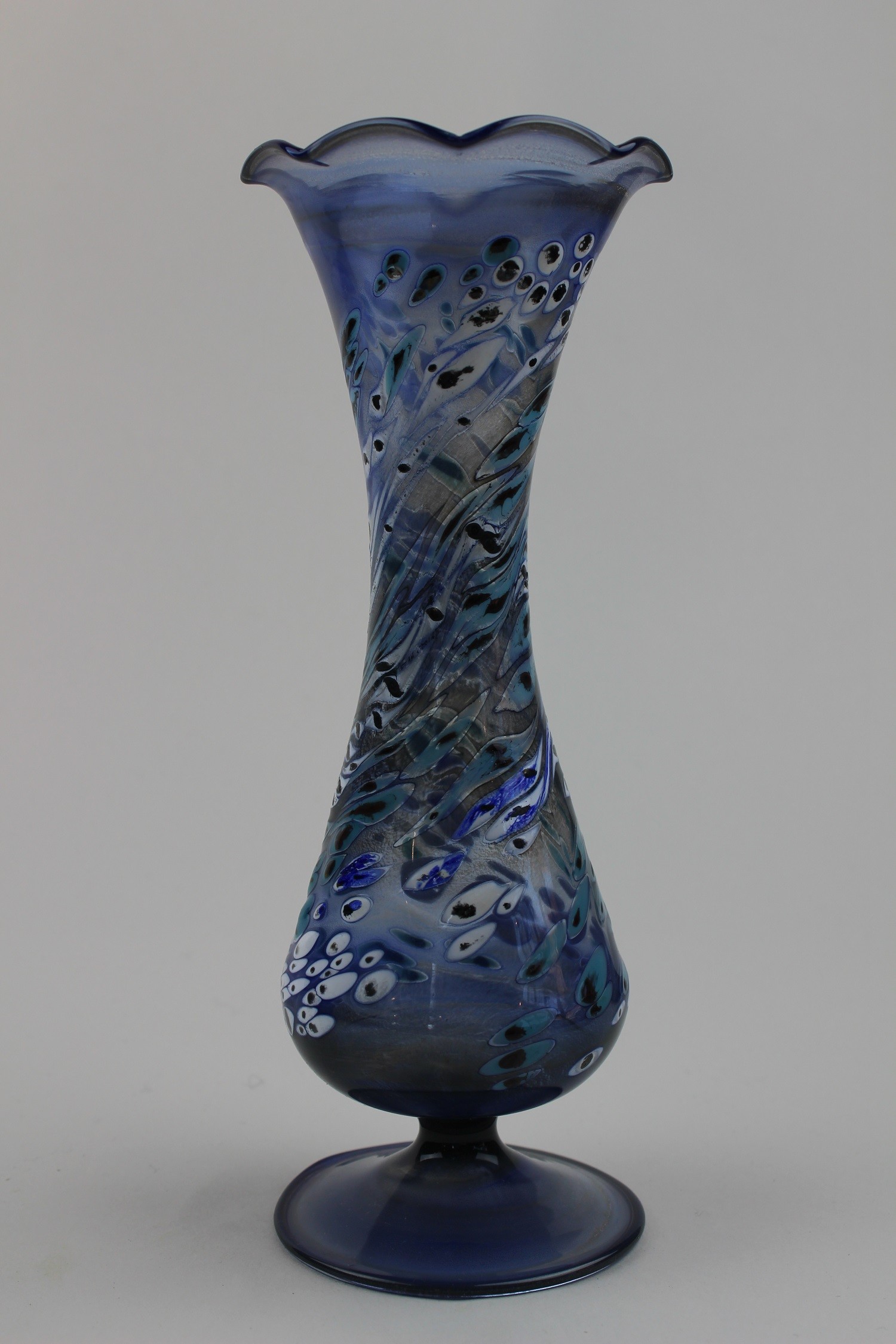 Verdrehte Vase in Blau- und Brauntönen (Museum Baruther Glashütte CC BY-NC-SA)