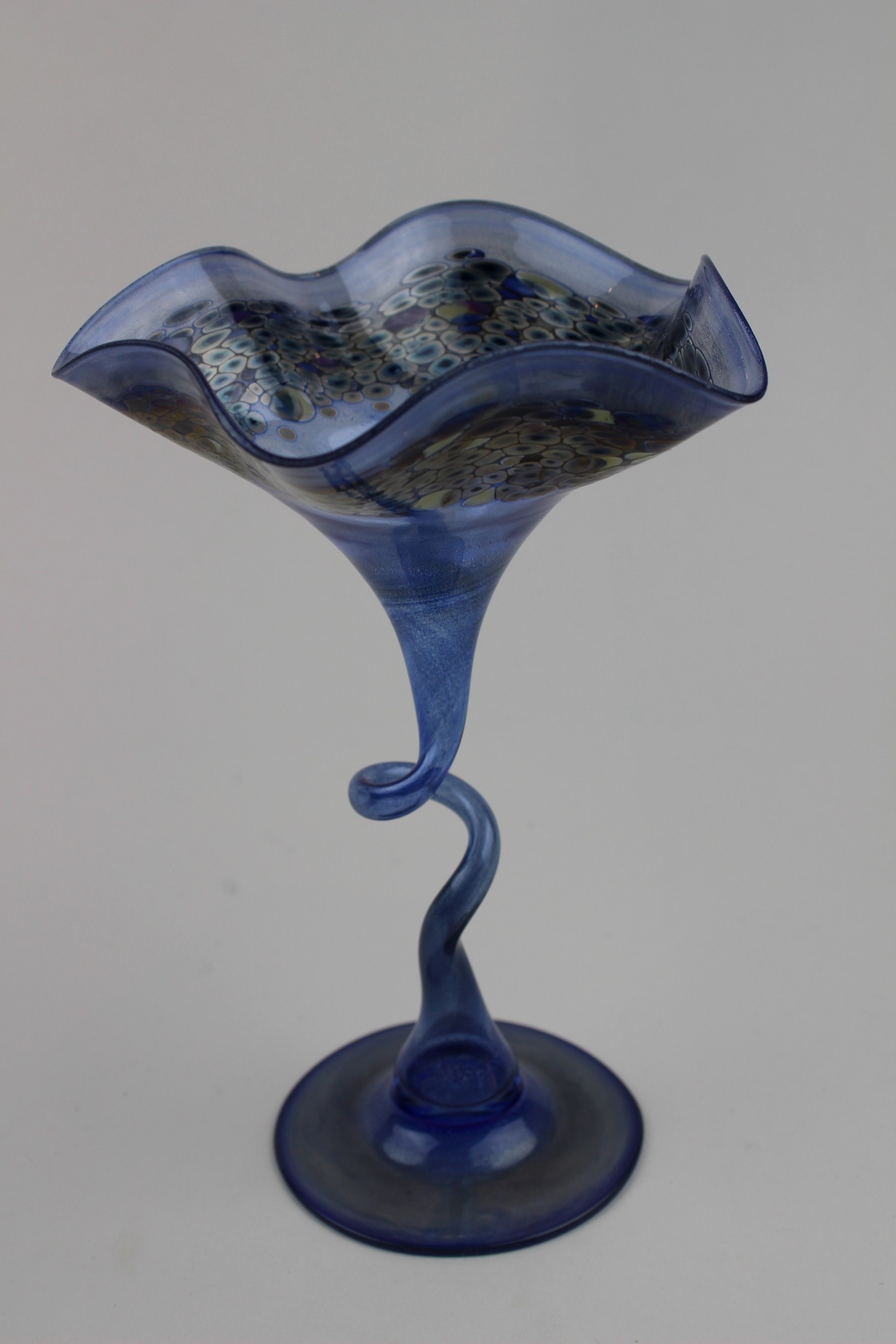 Bläuliche Vase/Schale in Blumenoptik (Museum Baruther Glashütte CC BY-NC-SA)