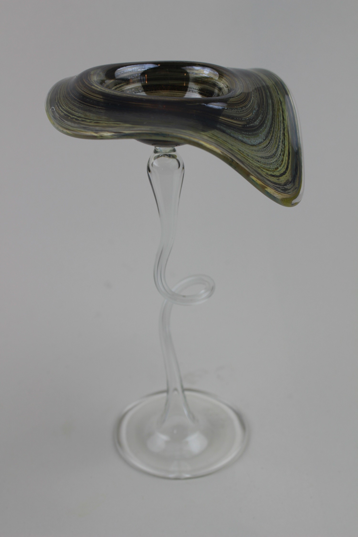 Kerzenhalter mit "zerfließender" Kuppa (Museum Baruther Glashütte CC BY-NC-SA)