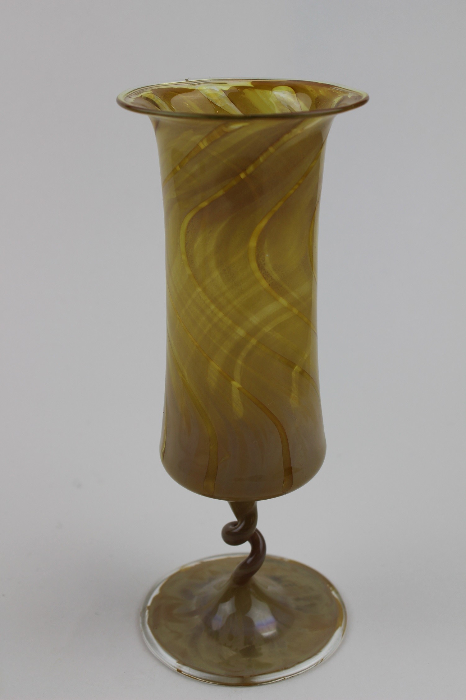 Goldgelbe Vase (Museum Baruther Glashütte CC BY-NC-SA)