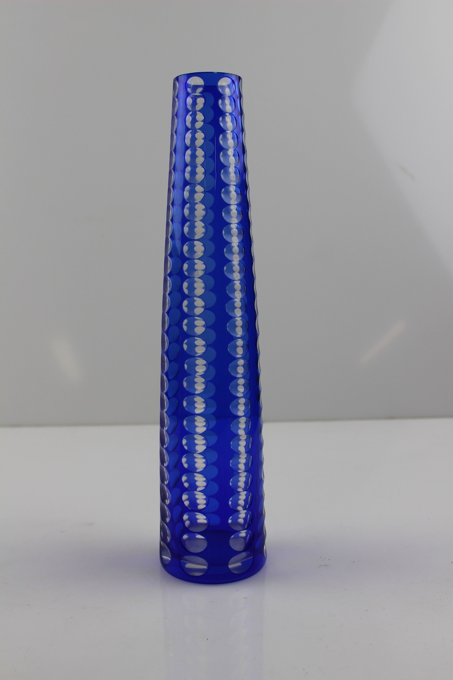 Blaue Vase mit Schliffen (Museum Baruther Glashütte CC BY-NC-SA)
