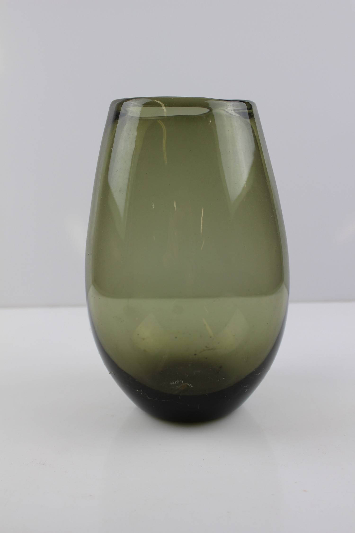 Grau-grüne Vase (Museum Baruther Glashütte CC BY-NC-SA)