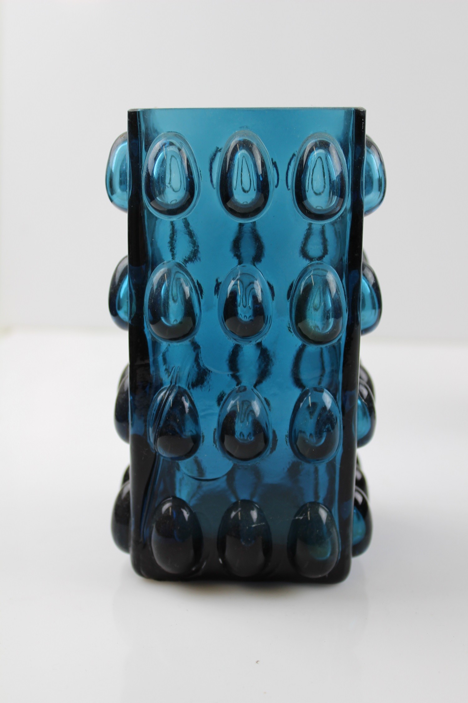 Petrolfarbene Vase mit Noppen (Museum Baruther Glashütte CC BY-NC-SA)